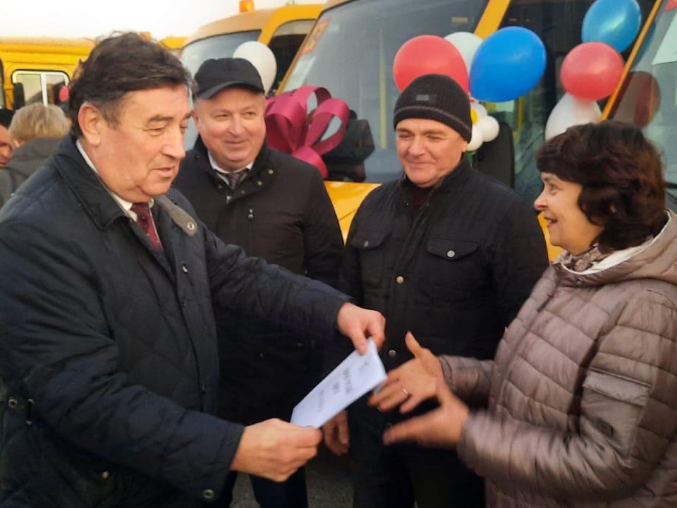Депутаты Думы приняли участие в церемонии вручения школьных автобусов