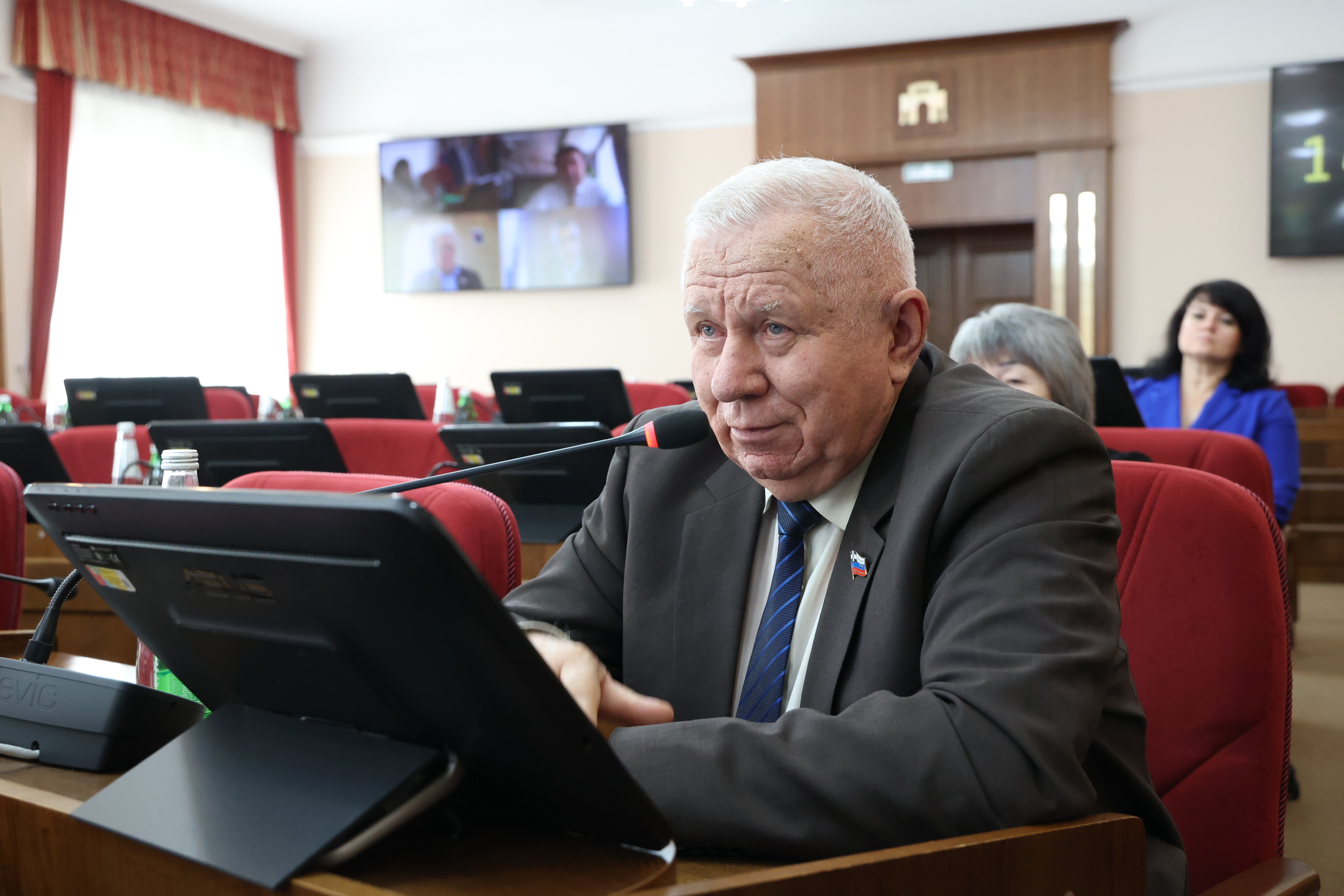 Вопросы финансирования строительства социально значимых объектов обсудили члены комитета по промышленности