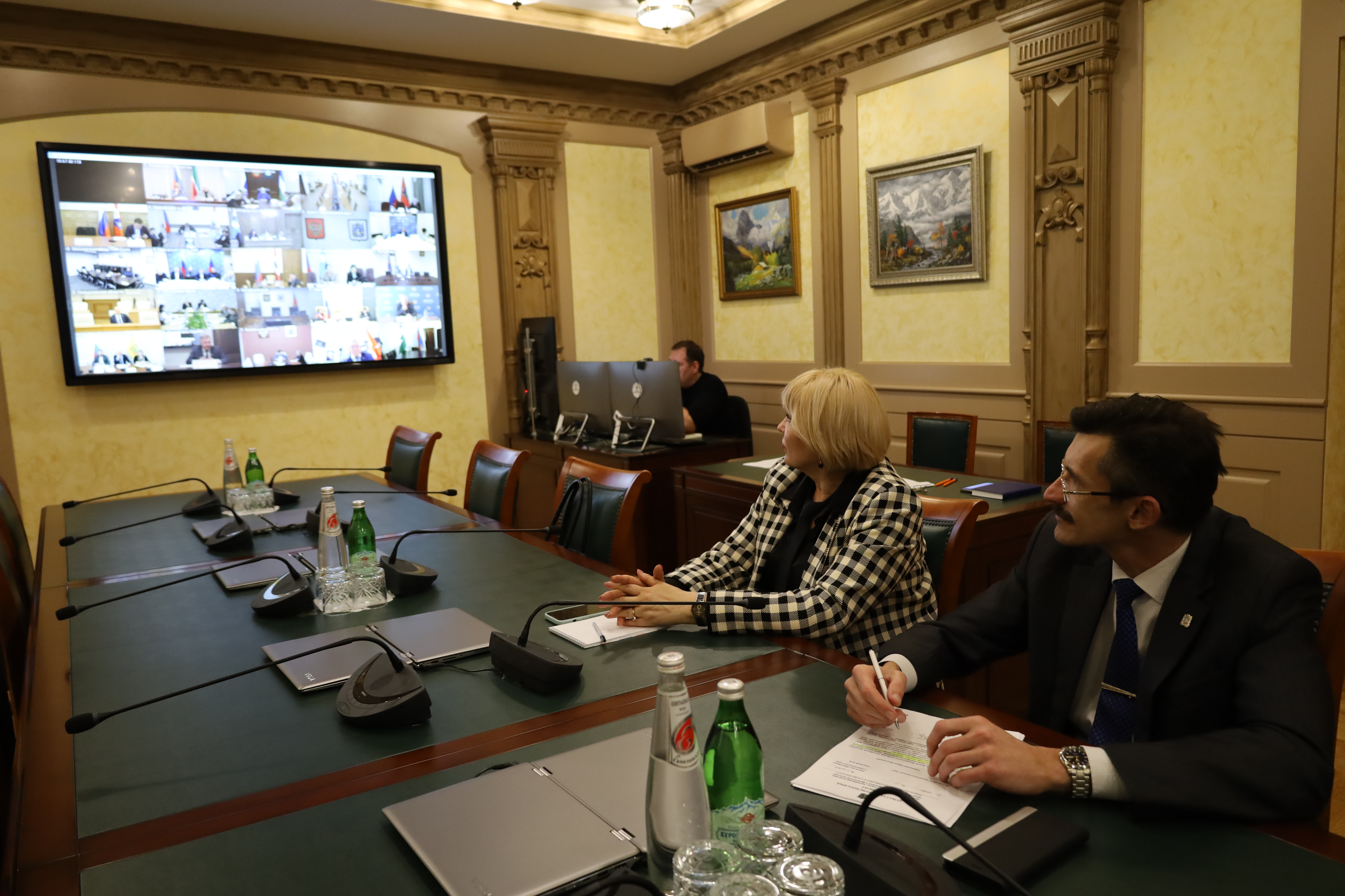 Роль системы среднего профессионального образования в кадровом обеспечении производства обсудили в Госдуме России