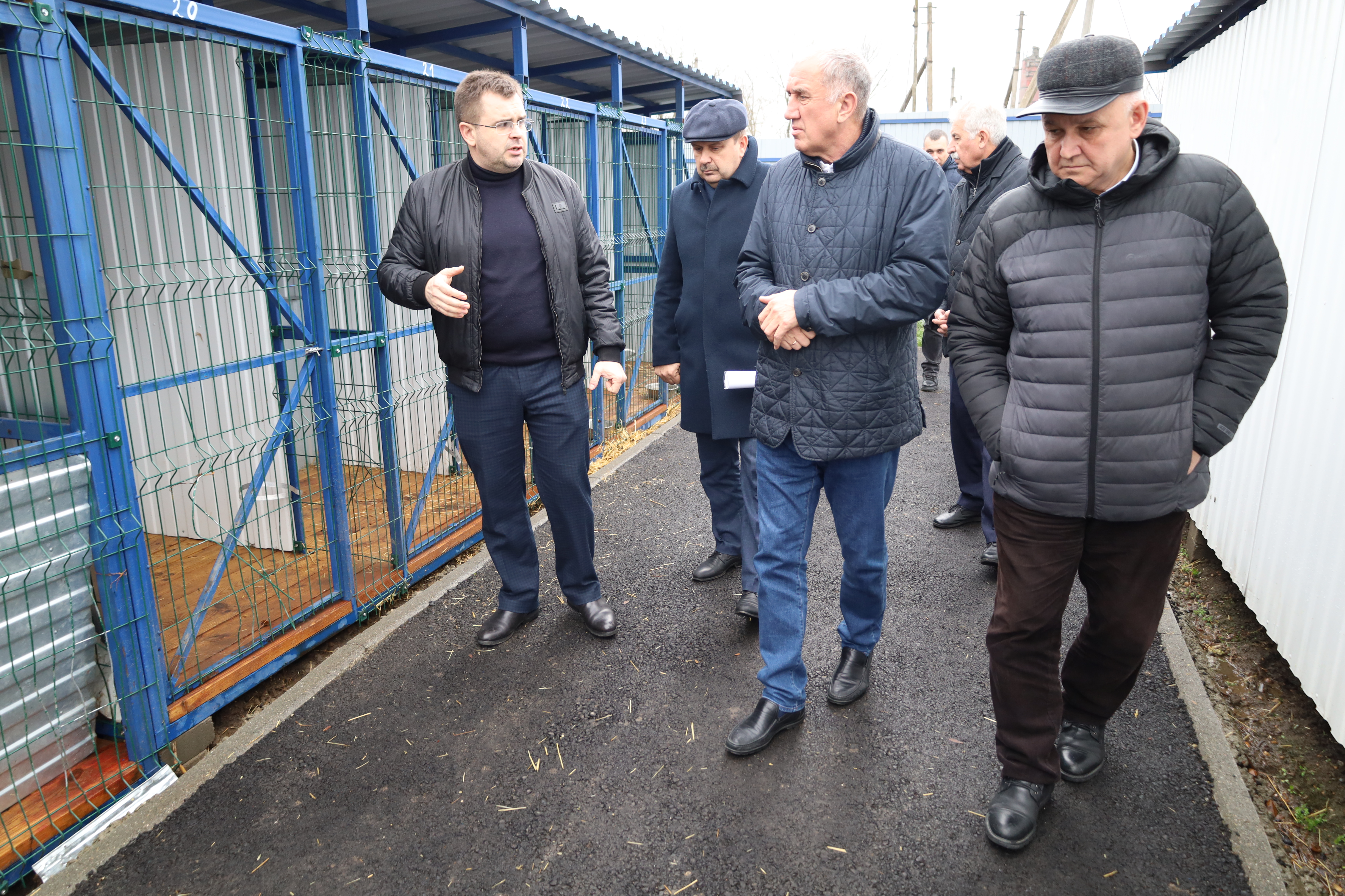 Краевые законодатели изучили работу пункта временного содержания животных в Изобильненском округе