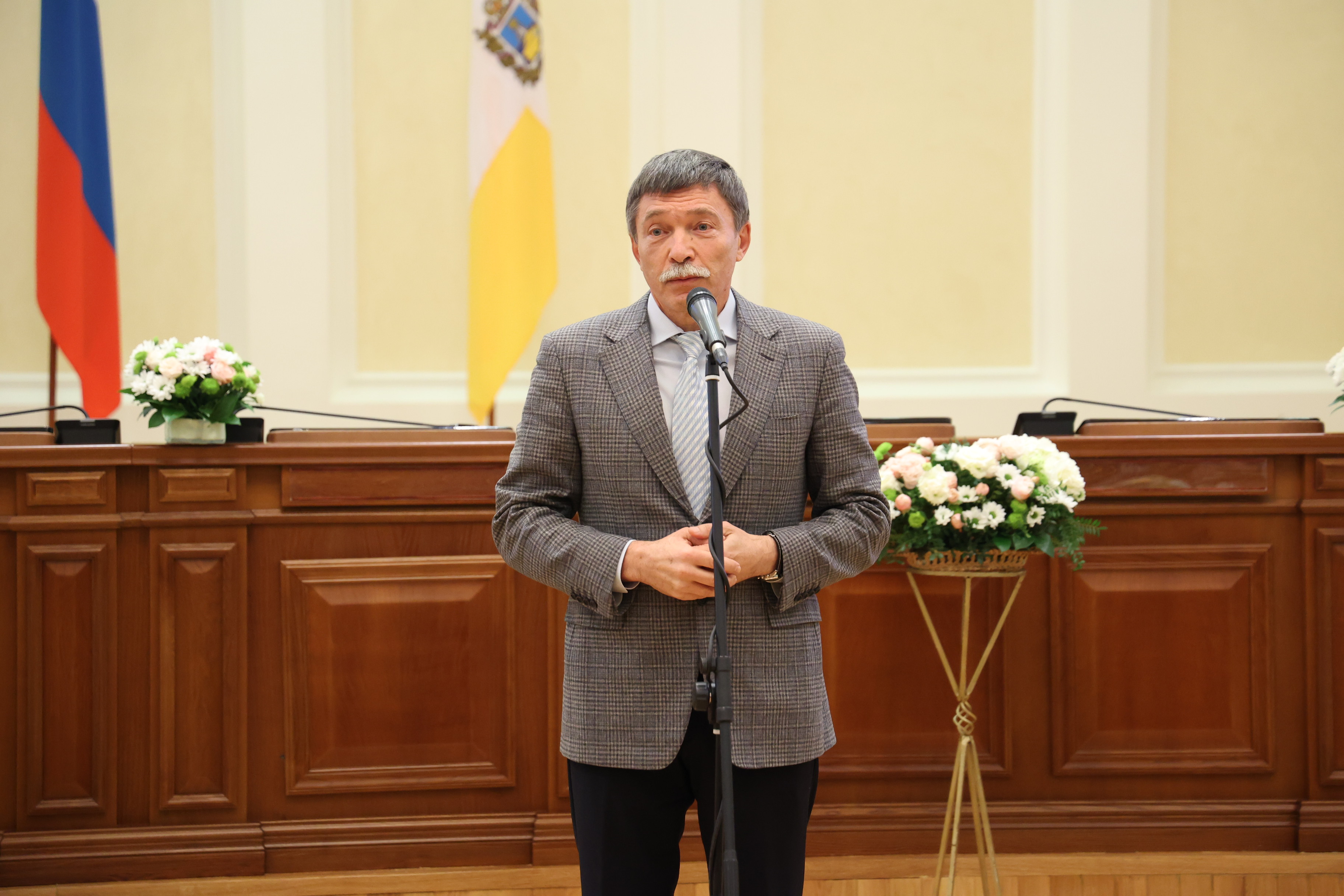 Депутаты вручили благодарственные письма Думы края  специалистам МФЦ Ставрополья
