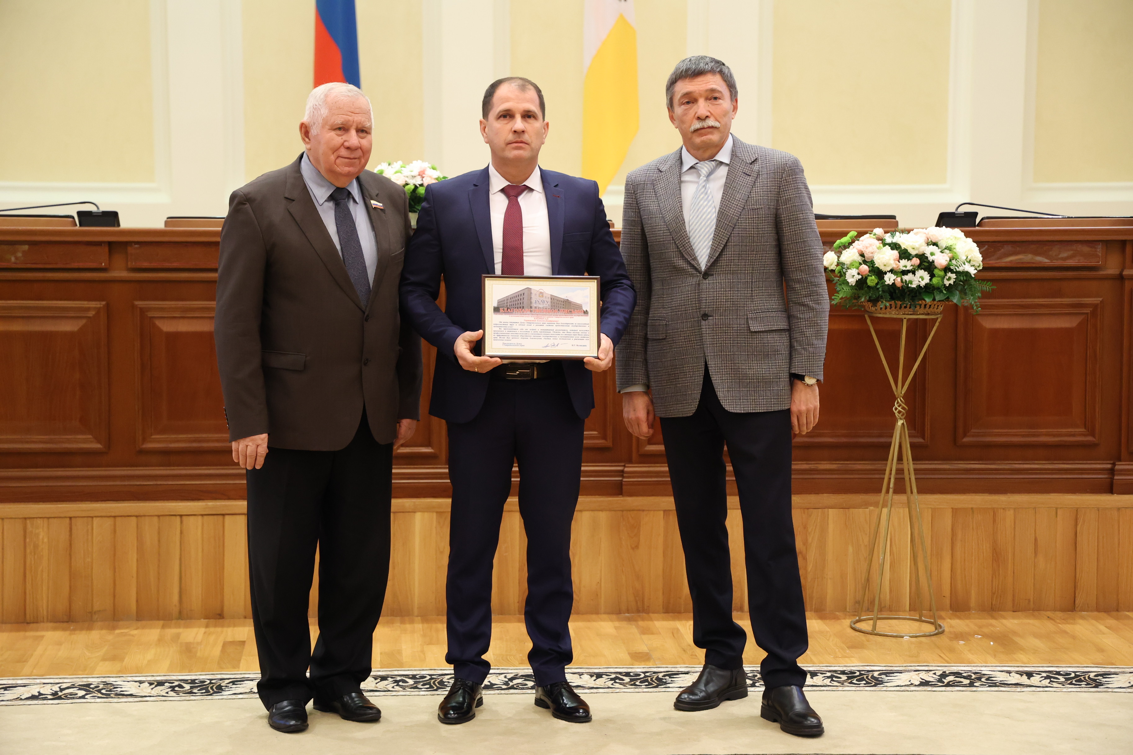 Депутаты вручили благодарственные письма Думы края  специалистам МФЦ Ставрополья