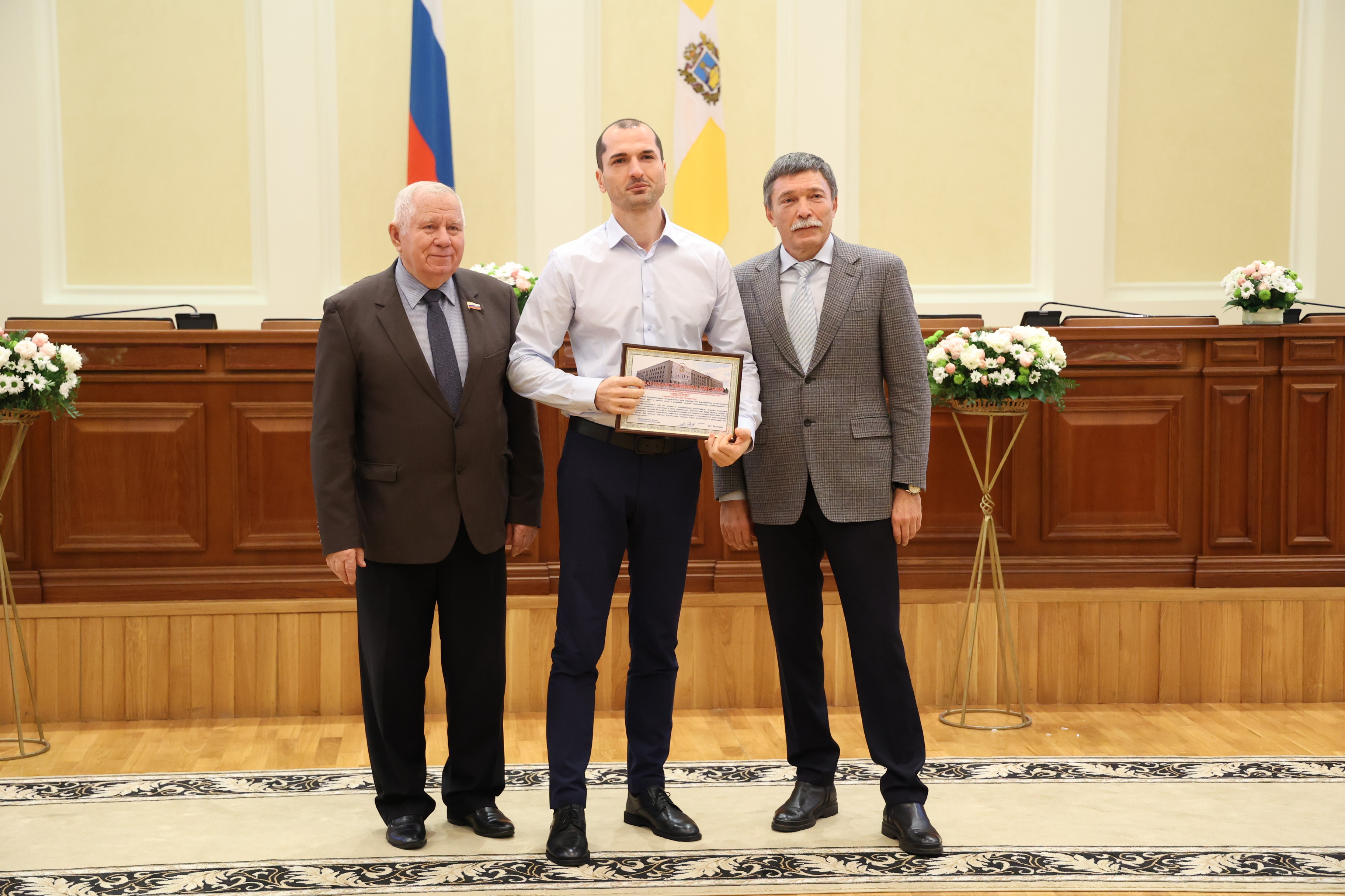 Депутаты вручили благодарственные письма Думы края  специалистам МФЦ Ставрополья