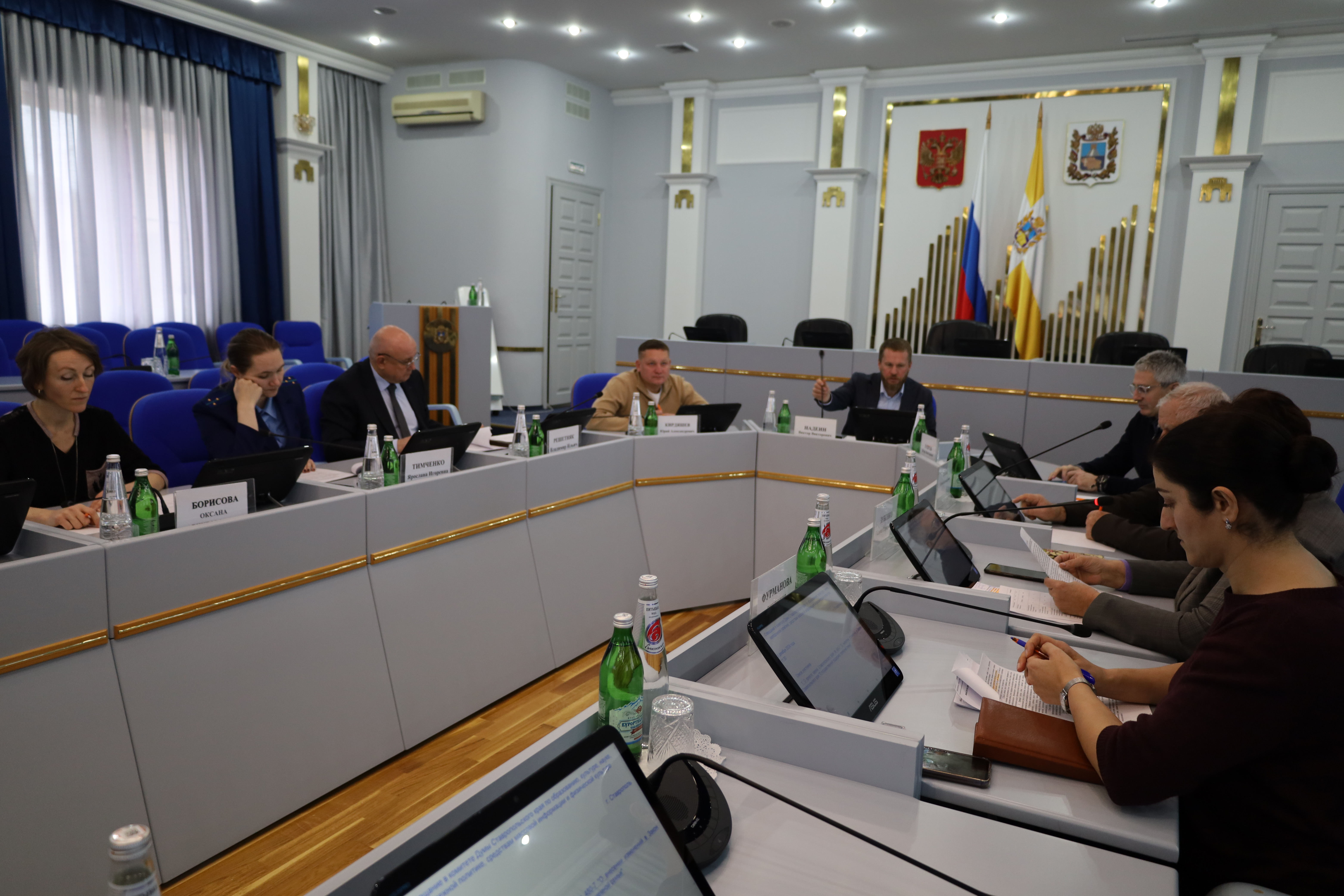 Депутаты готовят изменения в региональный закон в сфере господдержки приемной семьи