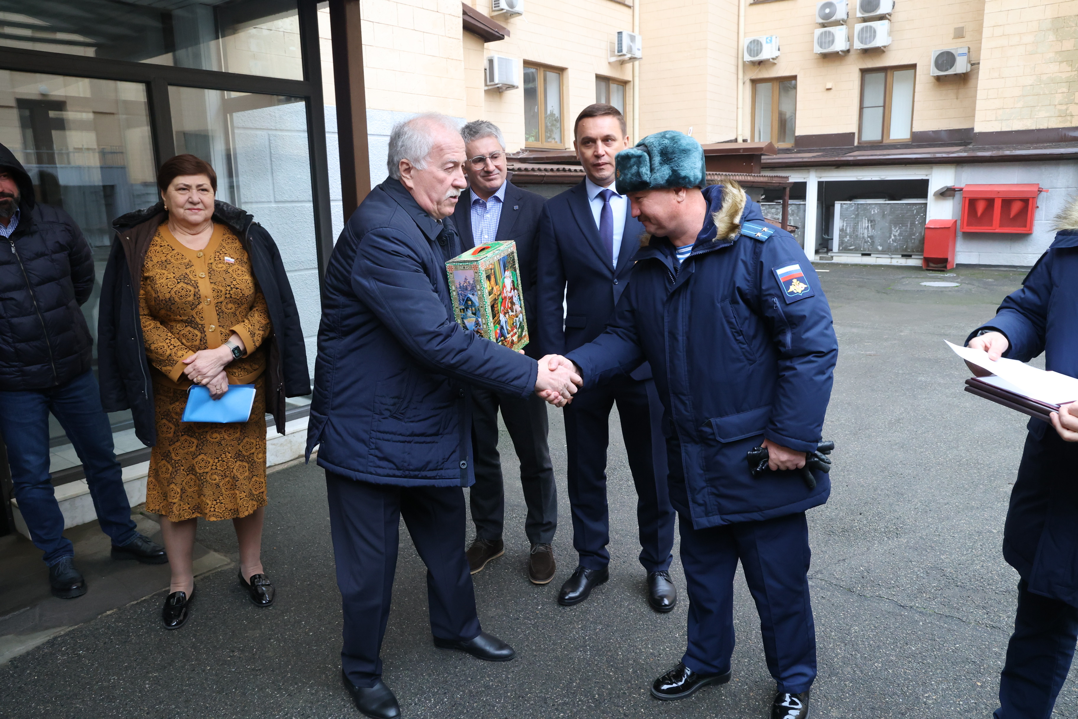 Краевые депутаты передали новогодние подарки детям ставропольских участников СВО