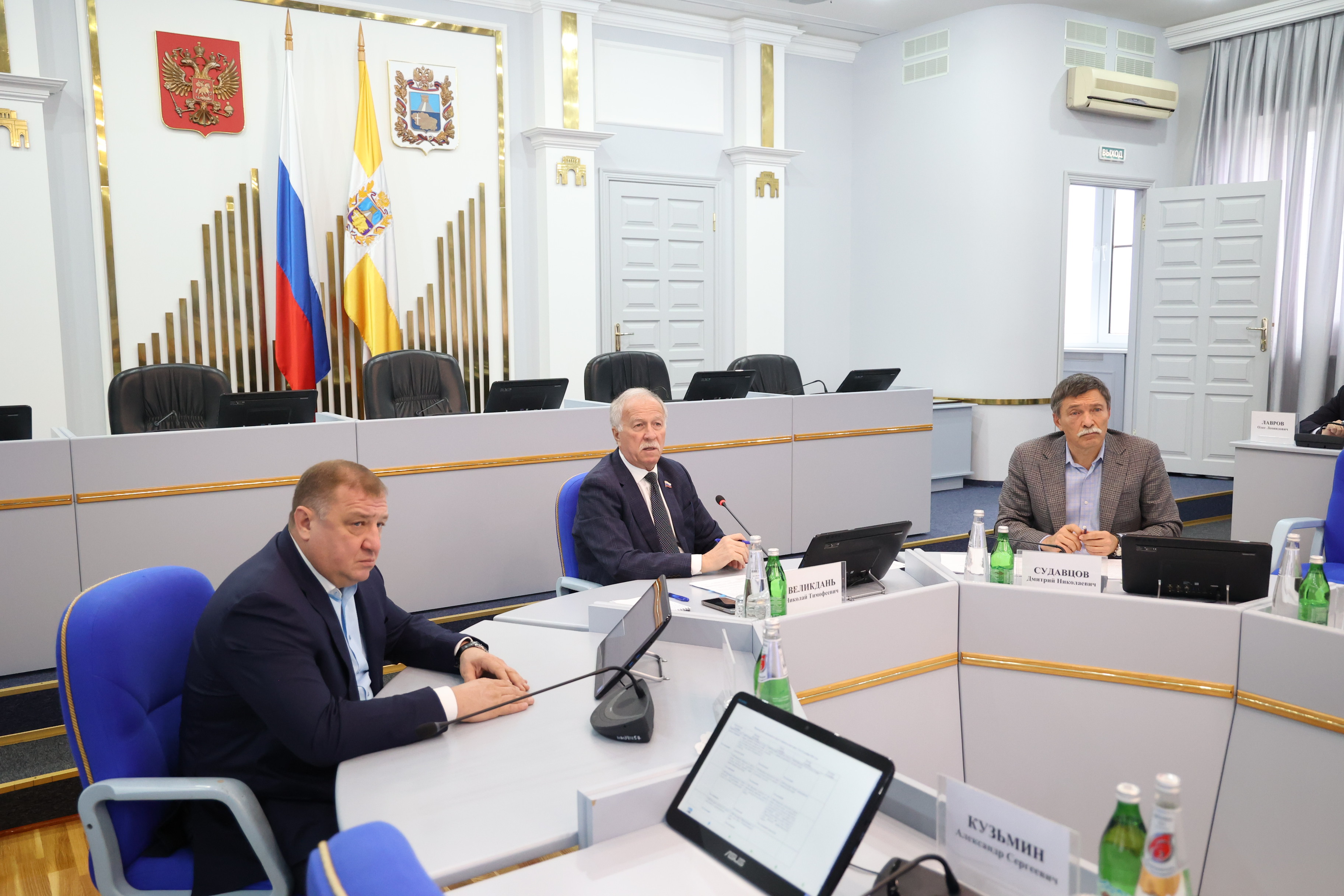 В комитетах Думы Ставропольского края идет подготовка к декабрьскому заседанию