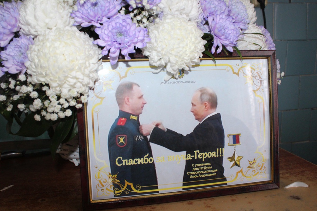 Игорь Андрющенко поблагодарил бабушку Героя России Артема Проходы за достойное воспитание внука