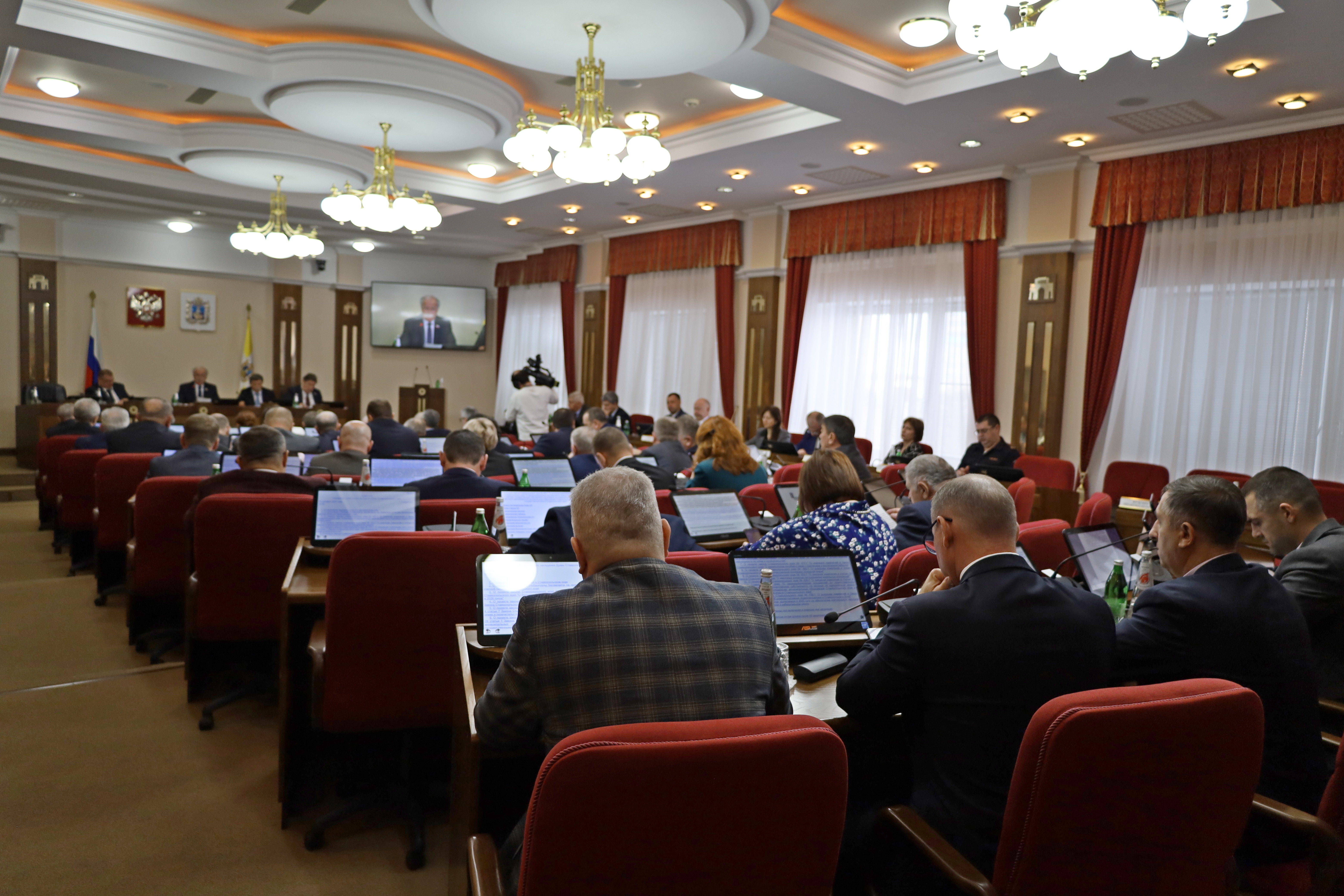 Дума Ставрополья установила административную ответственность за стихийную парковку электросамокатов