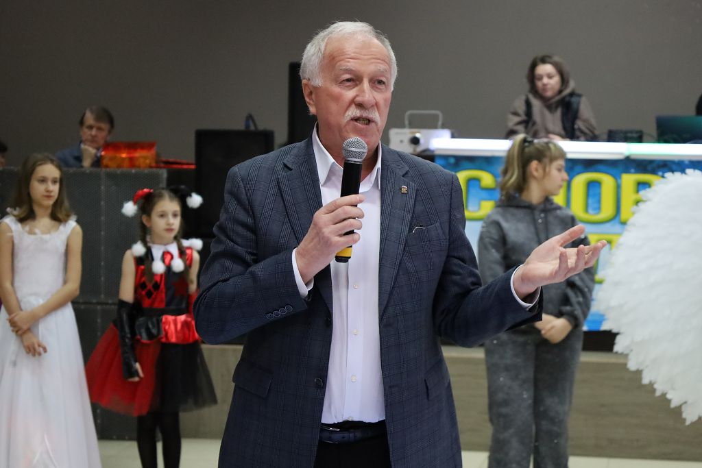 Николай Великдань поздравил с Новым годом детей Ипатовского округа и исполнил мечту маленькой участницы акции «Елка желаний»