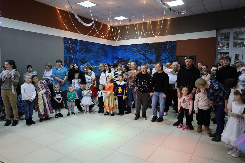 Николай Великдань поздравил с Новым годом детей Ипатовского округа и исполнил мечту маленькой участницы акции «Елка желаний»