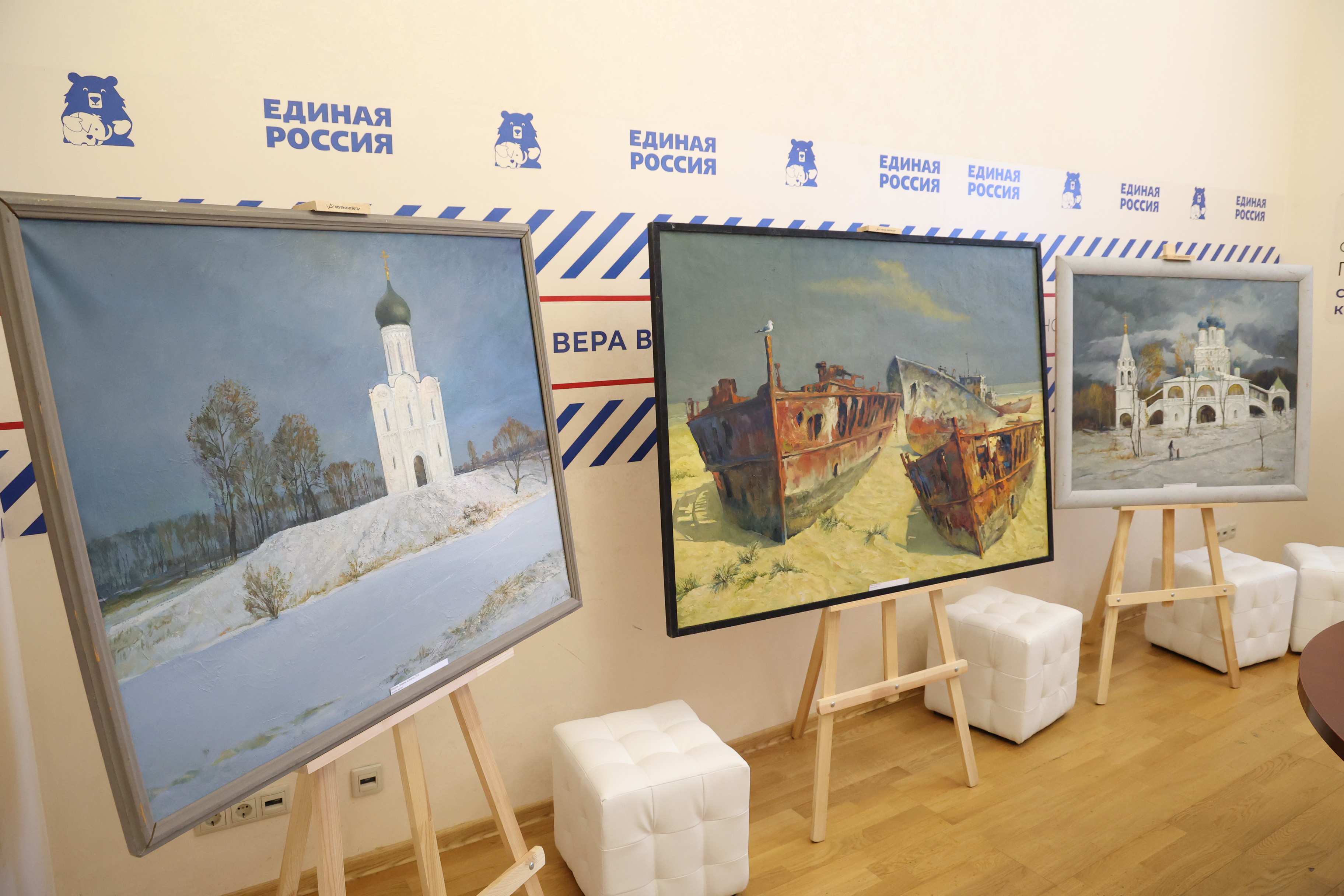 Николай Великдань ознакомился с художественными выставками на площадке Штаба общественной поддержки