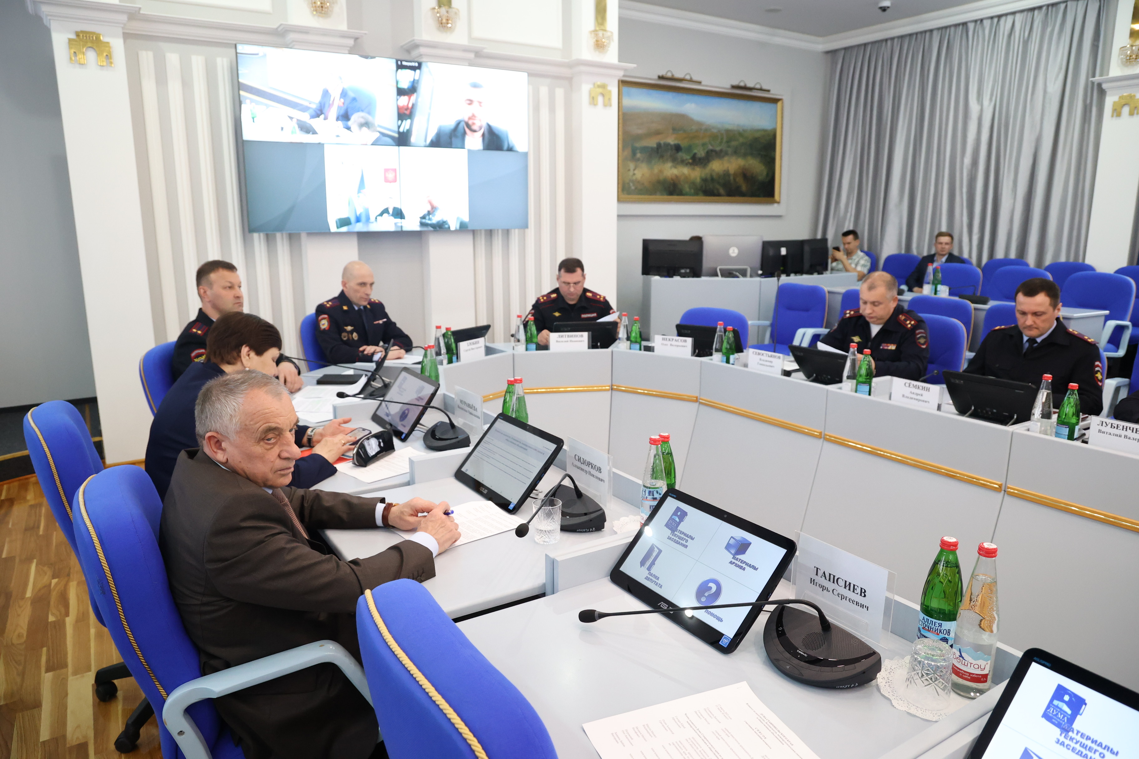Изменения в краевой бюджет и годовой отчет краевой полиции рассмотрены в профильном комитете Думы