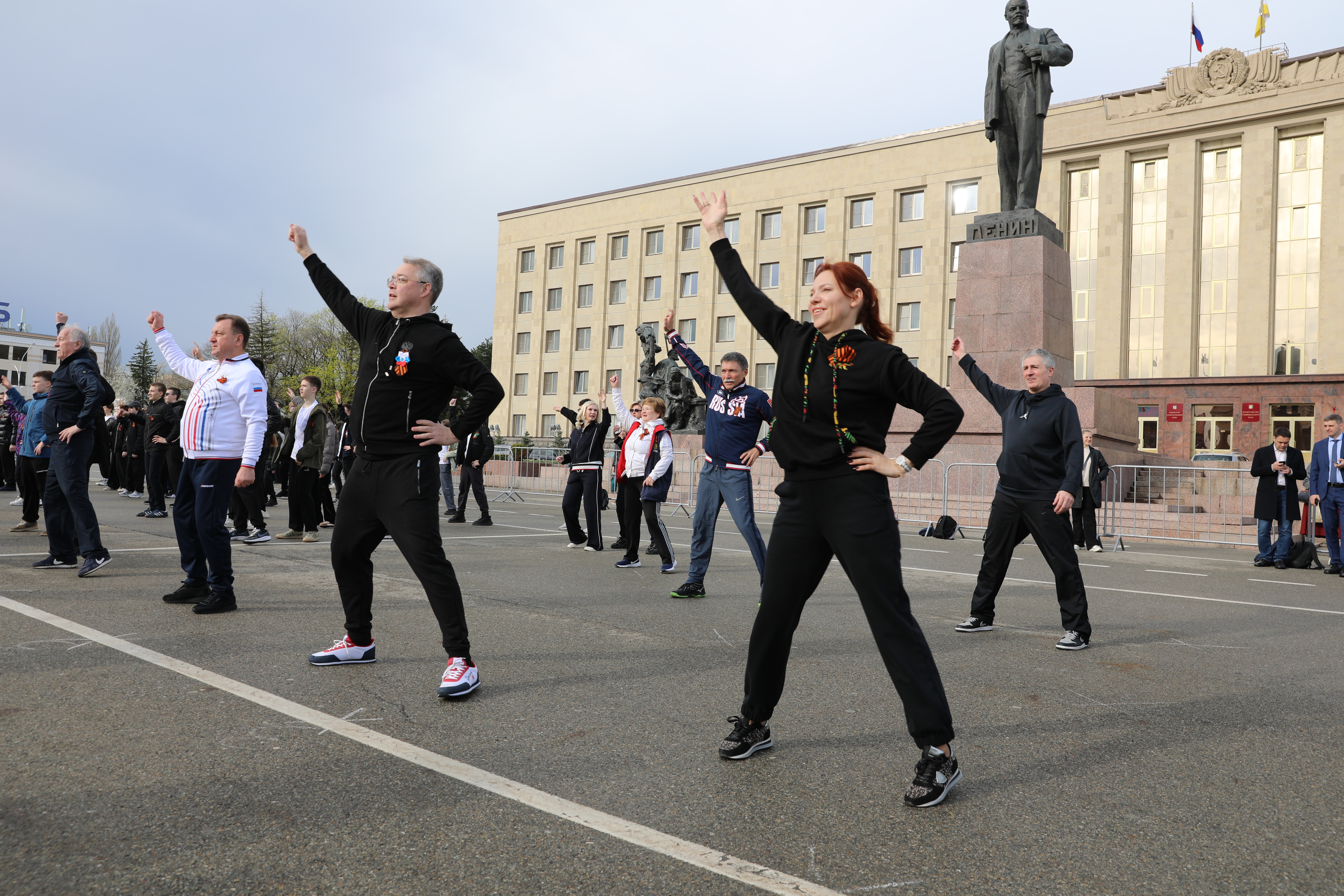 Краевые депутаты приняли участие в общегородской зарядке в День здоровья