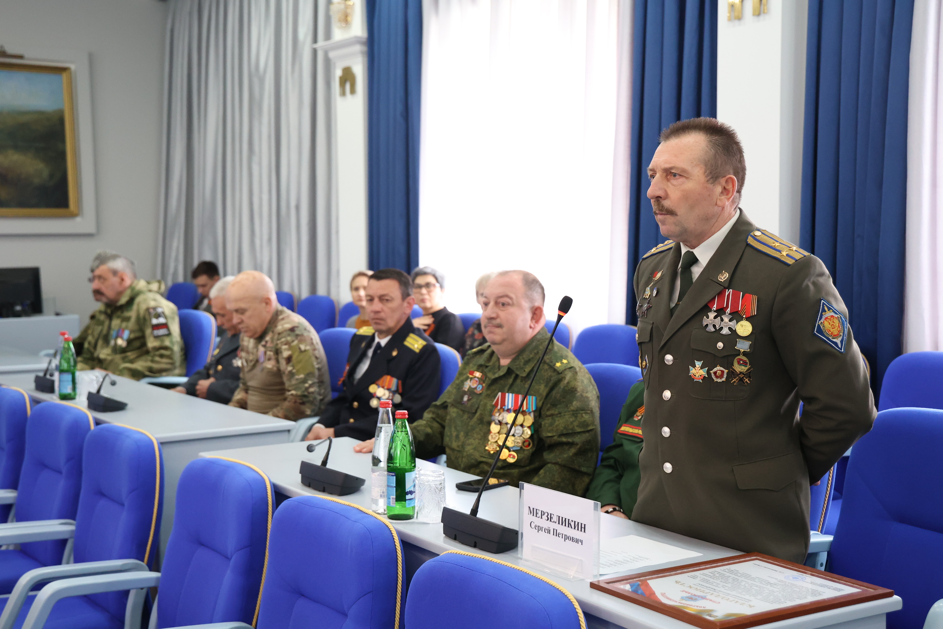 Николай Великдань вручил медали Минобороны РФ представителям добровольческого отряда «Ставрополье»