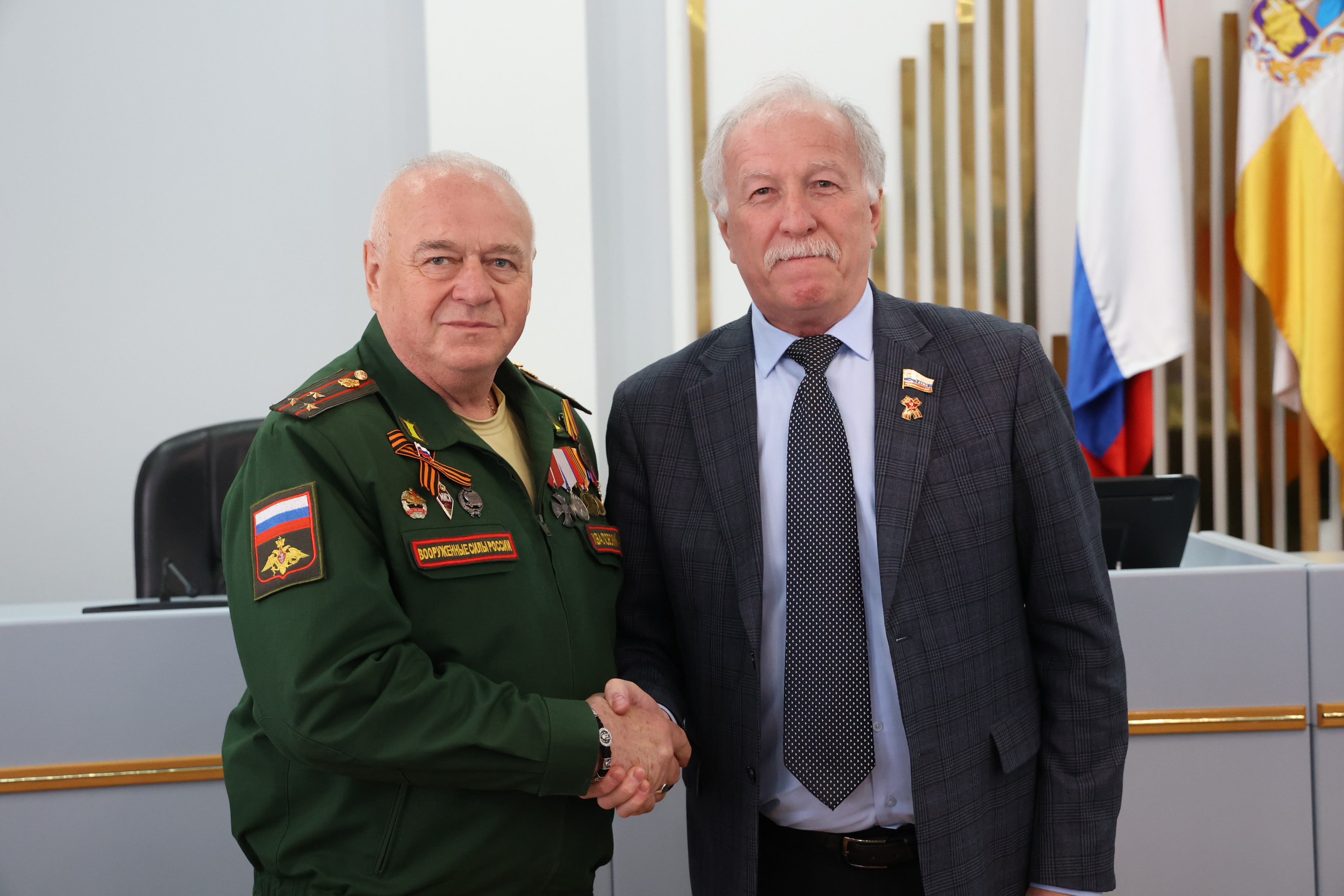 Николай Великдань вручил медали Минобороны РФ представителям добровольческого отряда «Ставрополье»