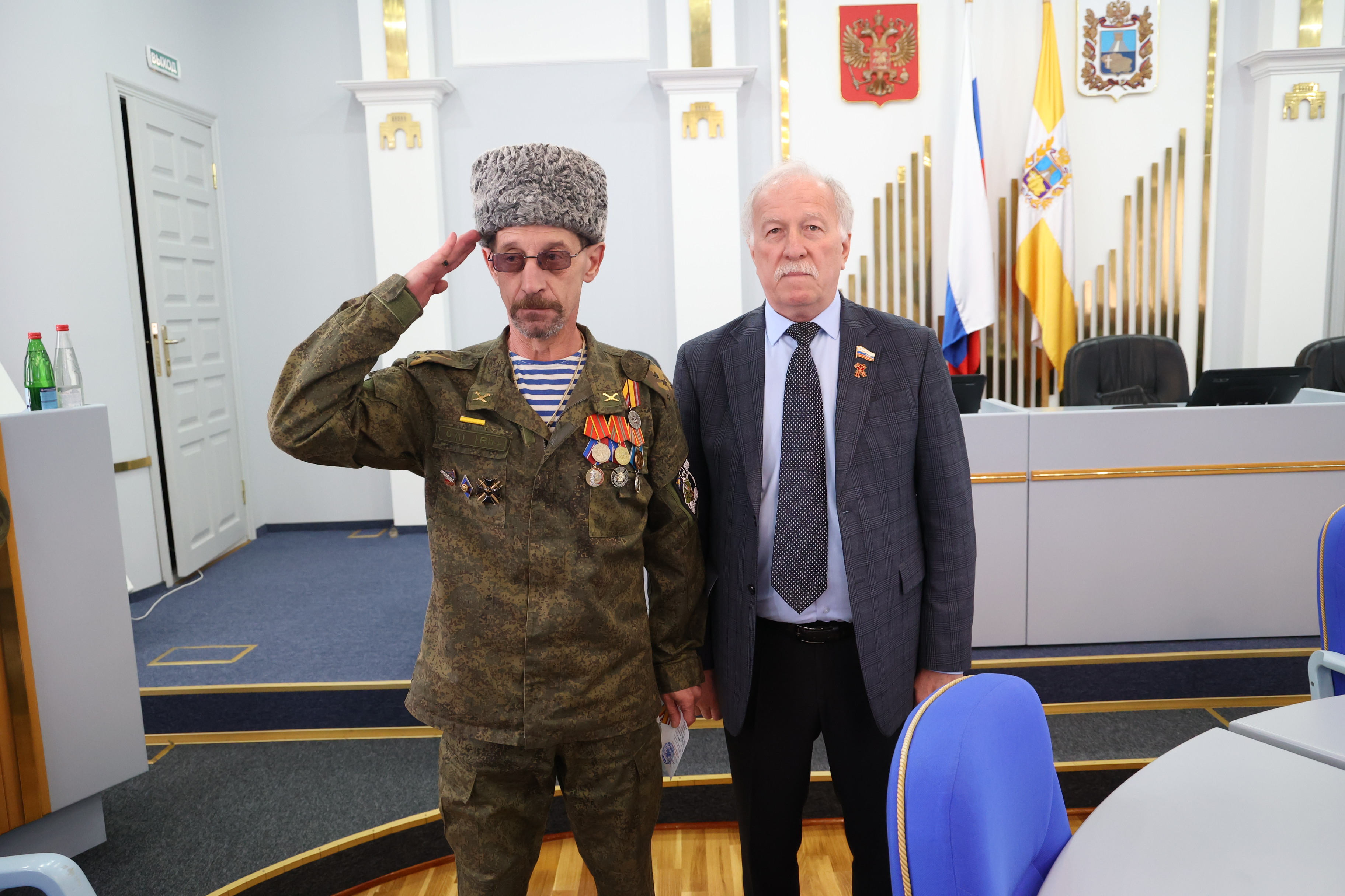 Николай Великдань вручил медали Минобороны РФ представителям добровольческого отряда «Ставрополье»