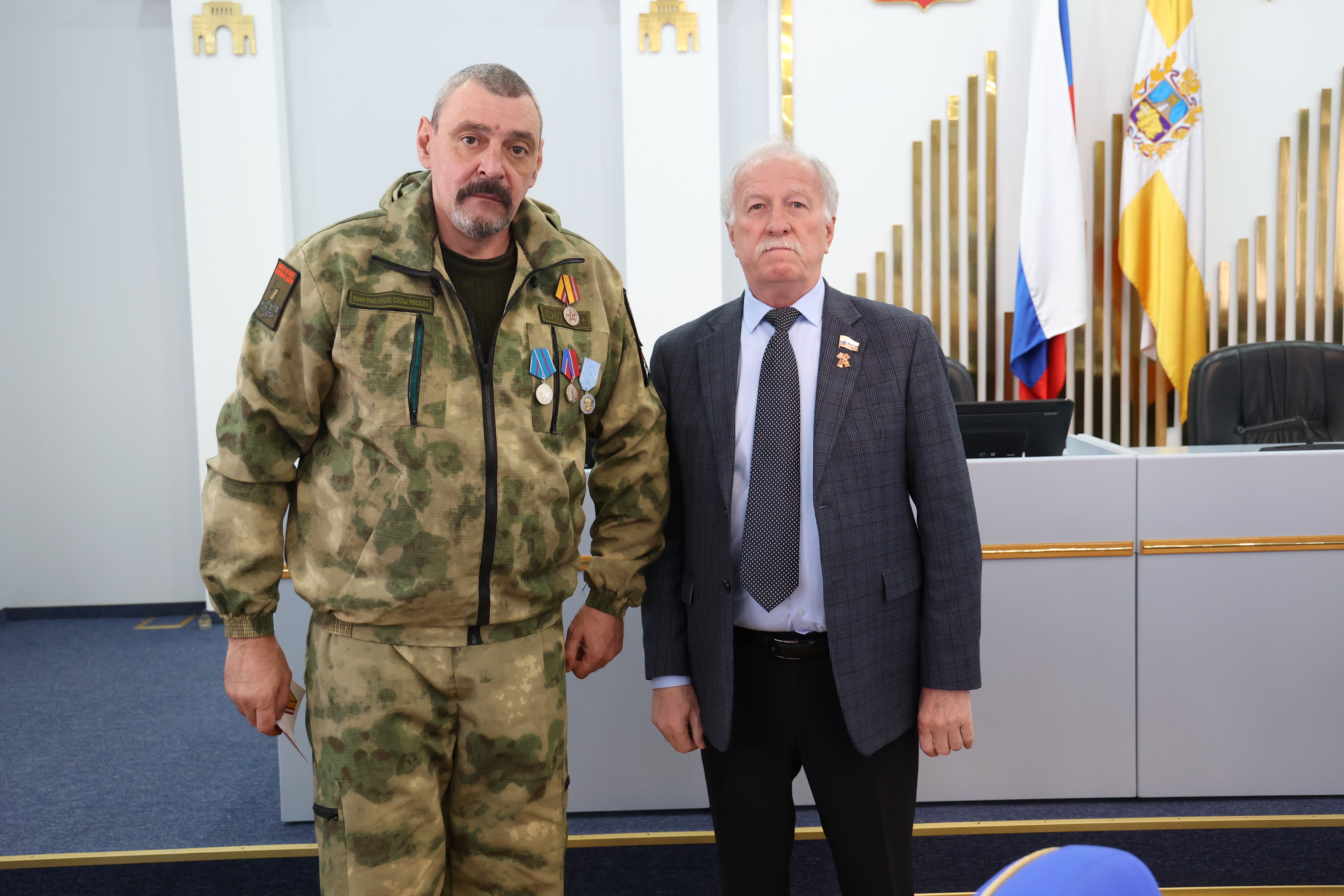 Николай Великдань вручил медали Минобороны РФ представителям добровольческого отряда «Ставрополье»
