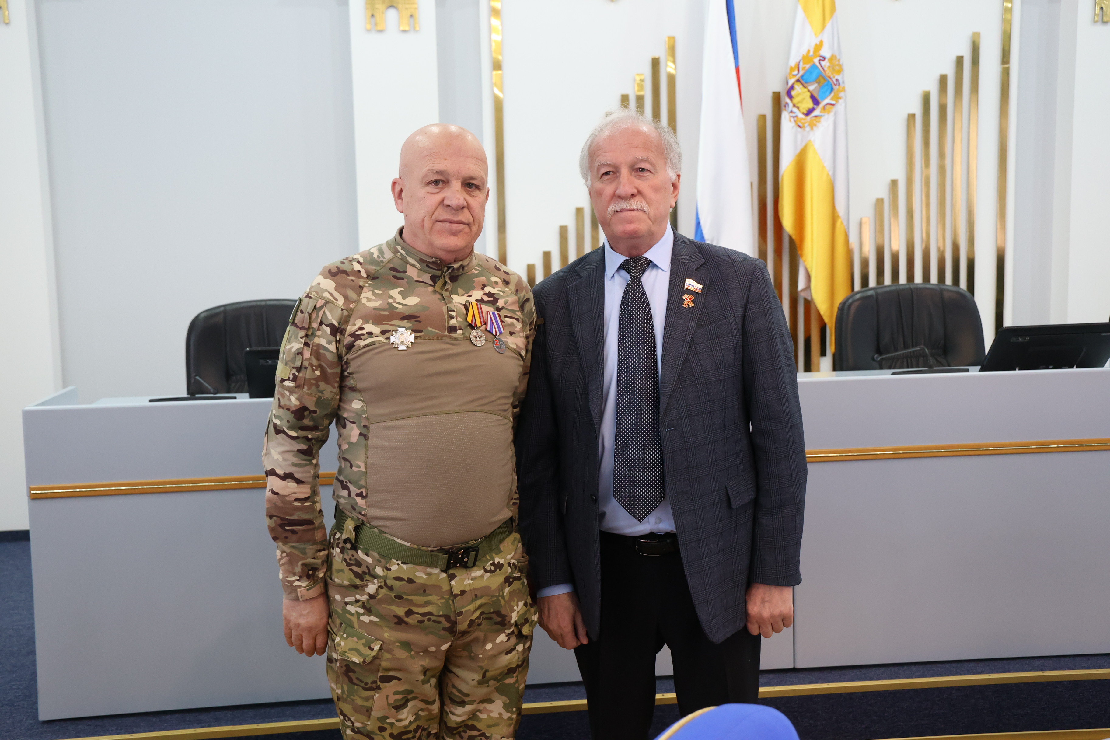Николай Великдань вручил медали Минобороны РФ представителям добровольческого отряда «Ставрополье»