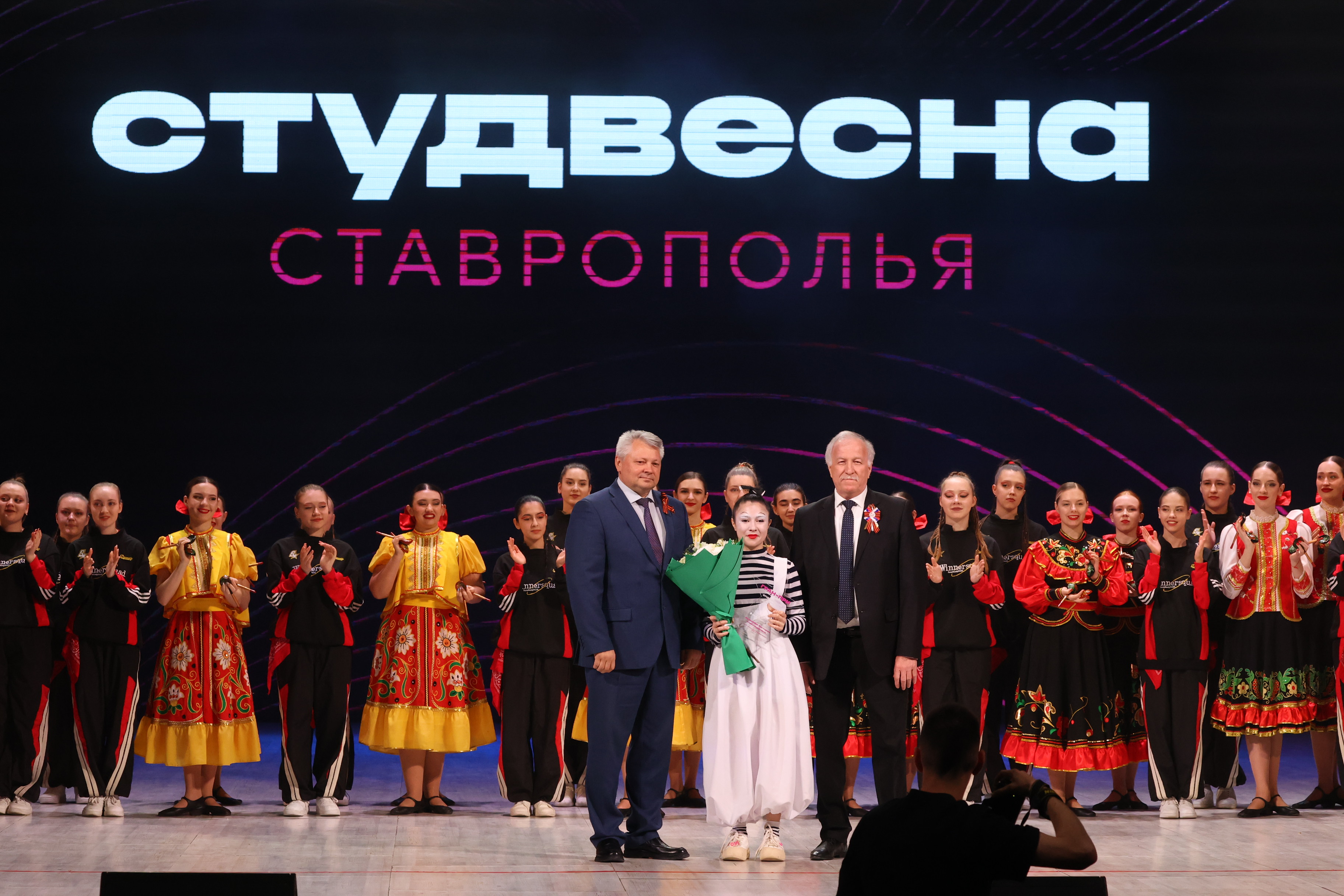 Николай Великдань вручил награды обладателям гран-при «Студенческой весны Ставрополья»