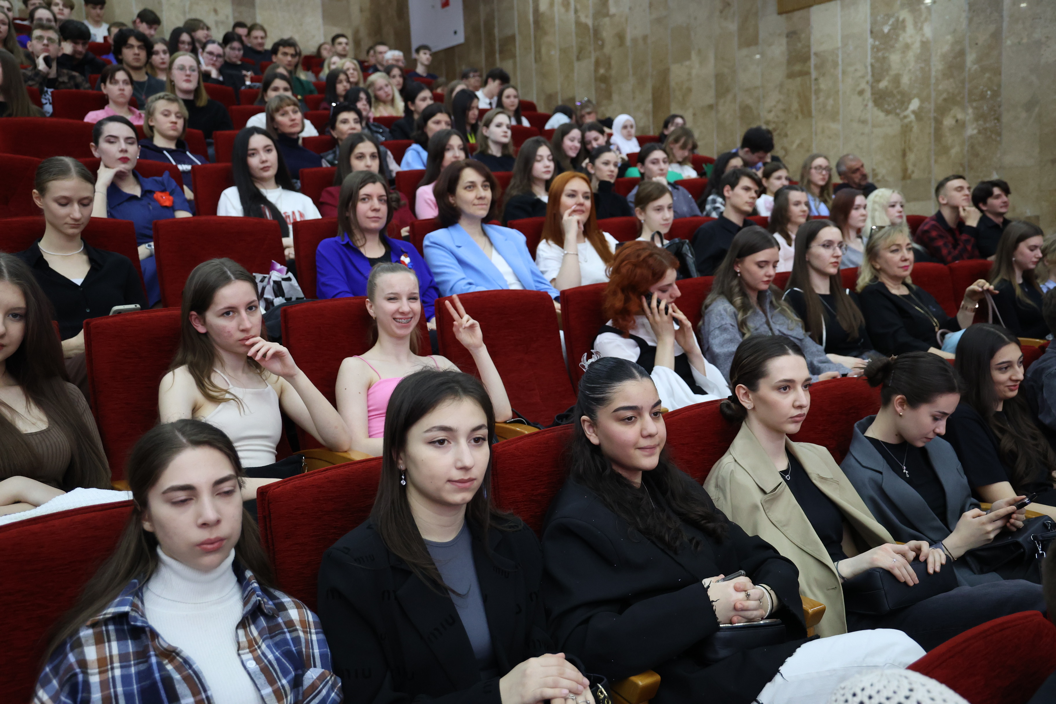 Николай Великдань вручил награды обладателям гран-при «Студенческой весны Ставрополья»