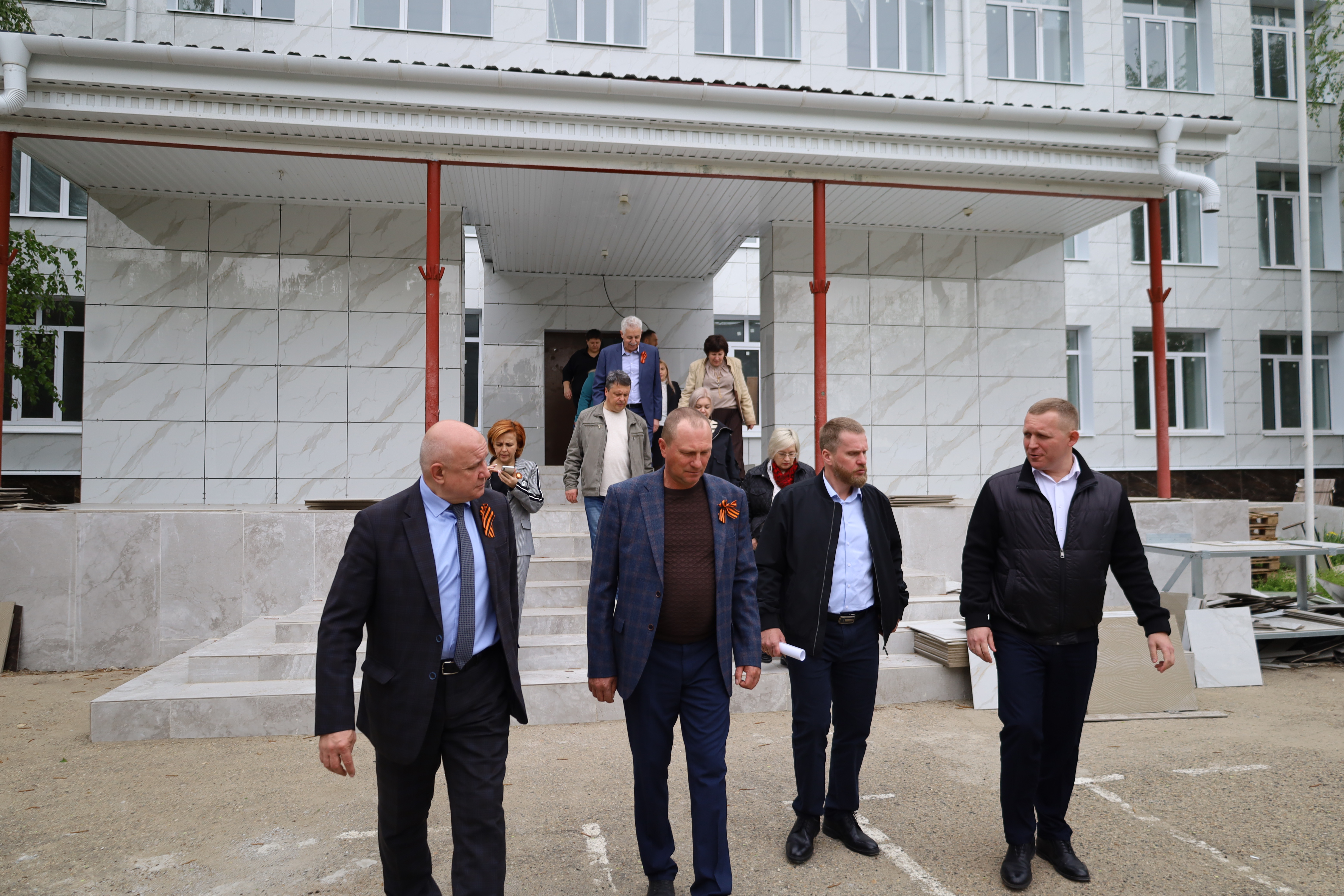 Депутаты профильного комитета проинспектировали работы по капремонту школ в Грачевском и Александровском округах