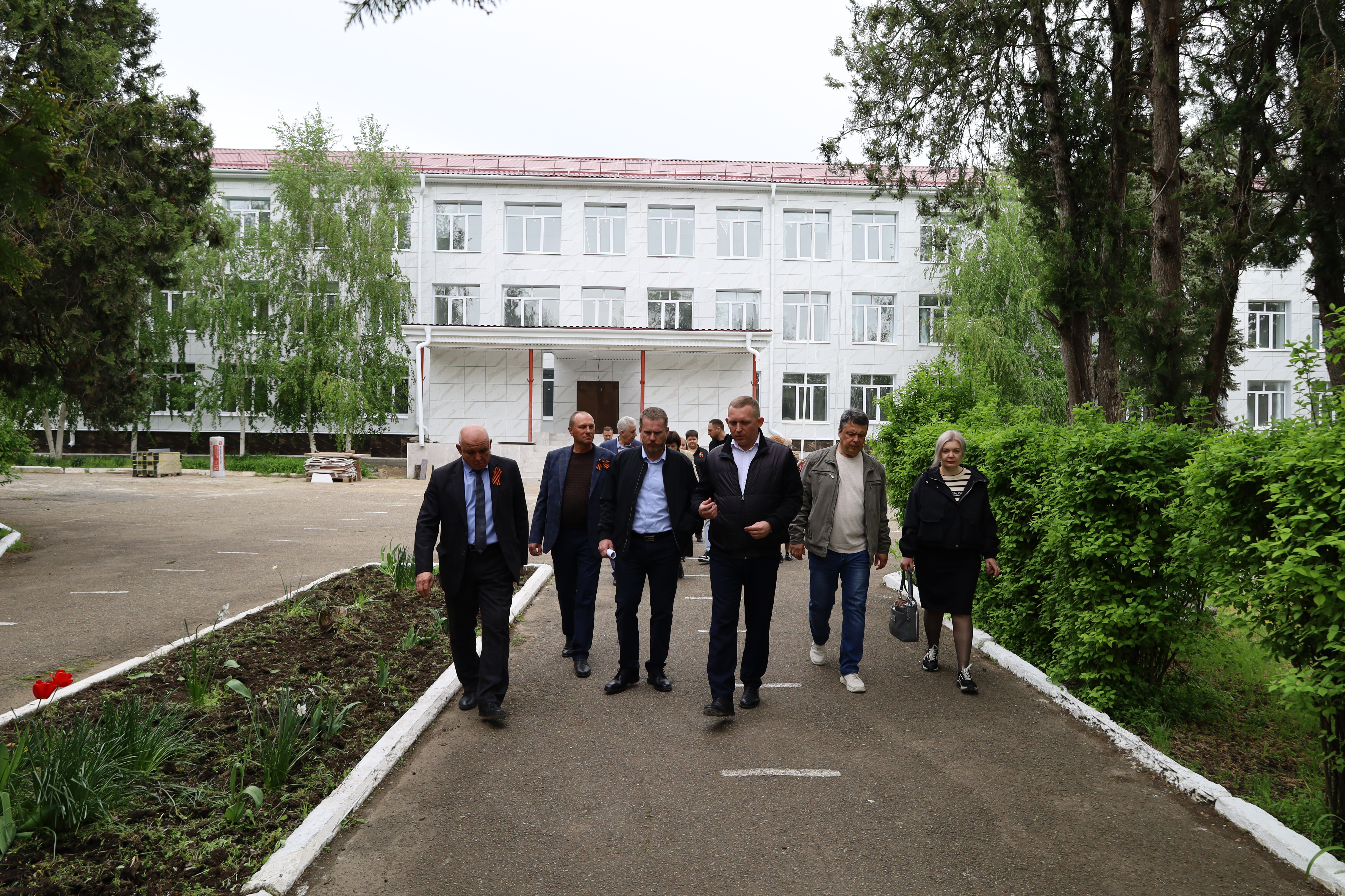 Депутаты профильного комитета проинспектировали работы по капремонту школ в Грачевском и Александровском округах