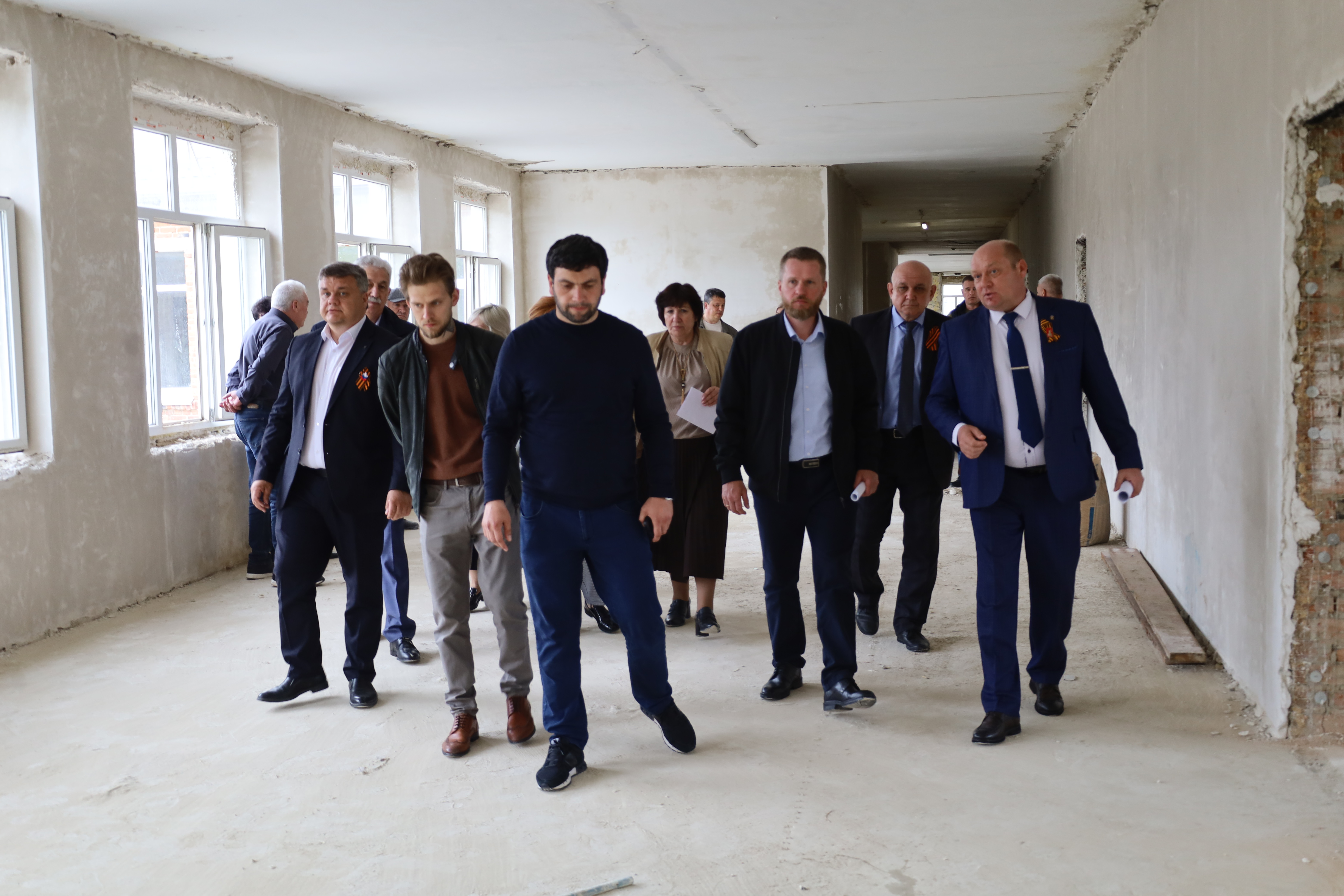 Депутаты профильного комитета проинспектировали работы по капремонту школ в Грачевском и Александровском округах