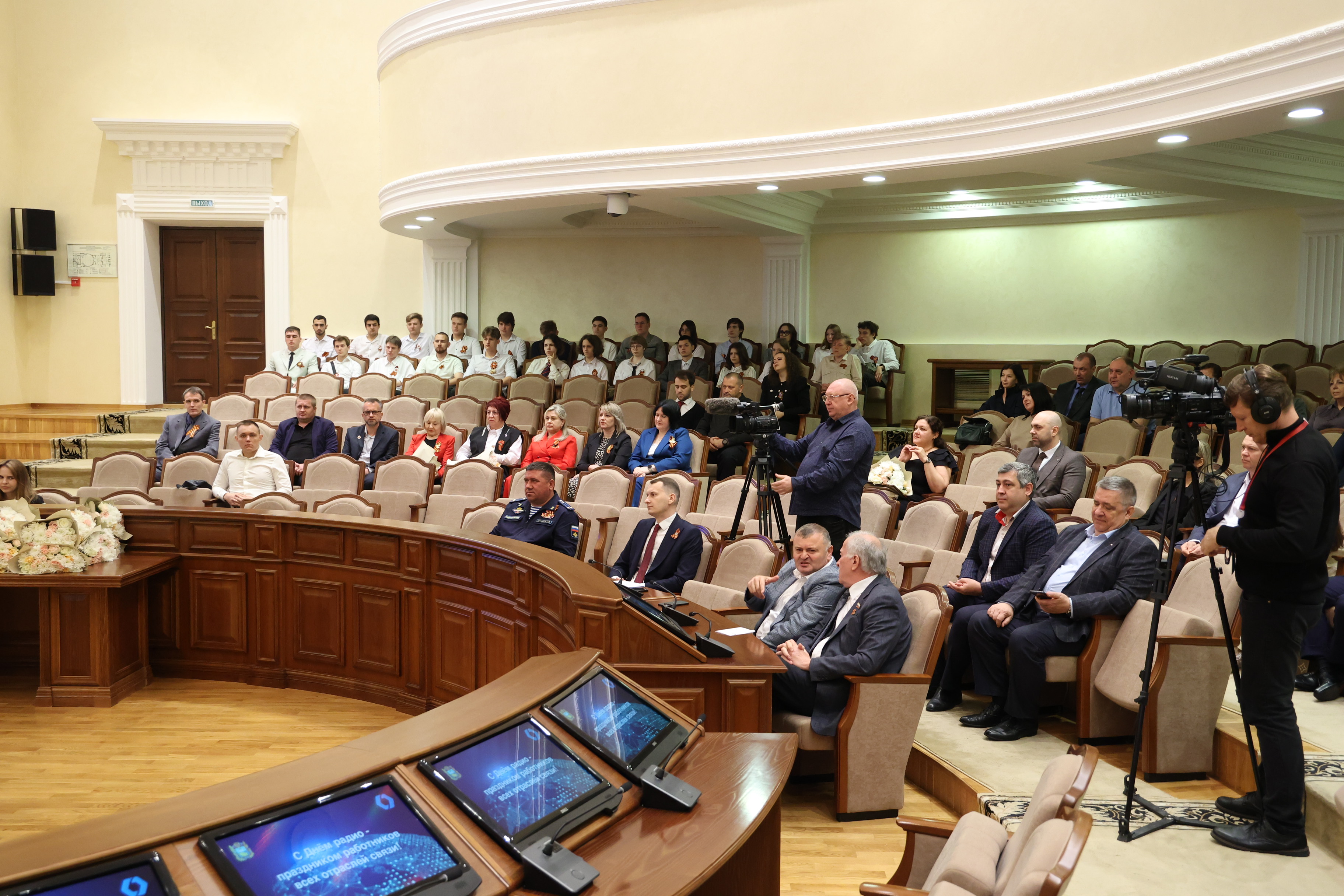 Николай Великдань вручил благодарственные письма Думы края работникам предприятий связи региона