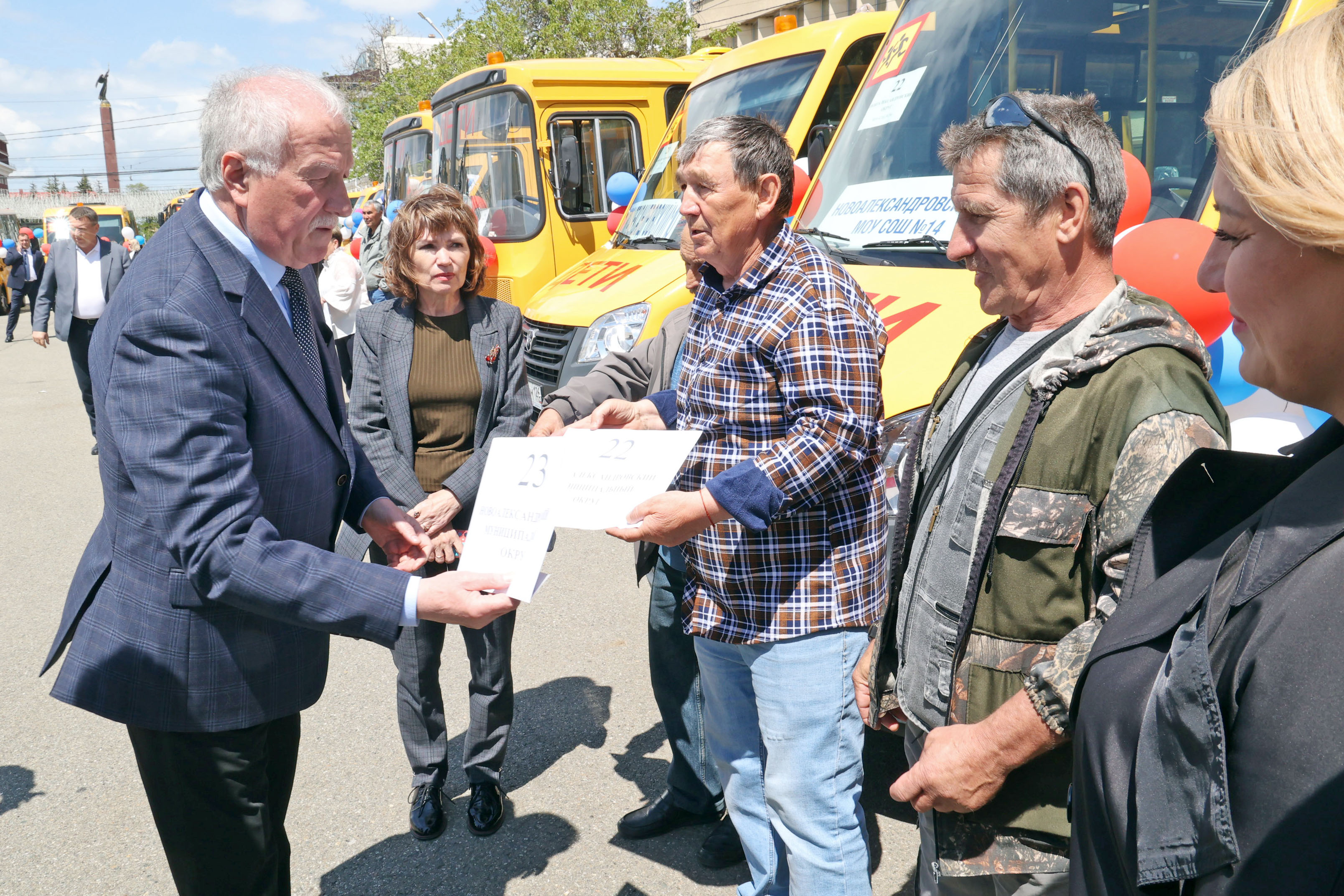 На Ставрополье школам края передан 41 автобус