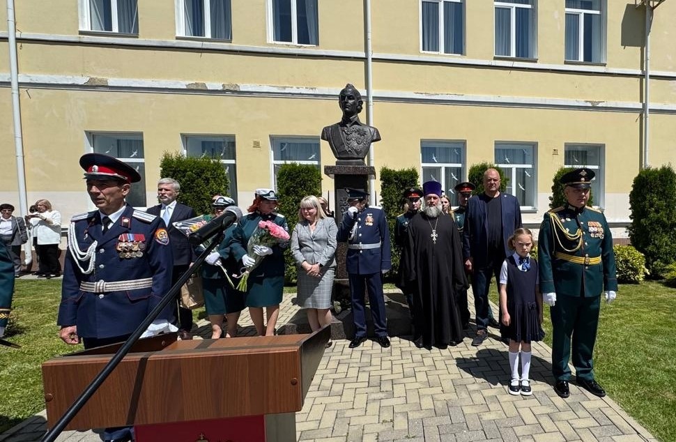 Депутаты поздравили выпускников Ставрополья с Последним звонком