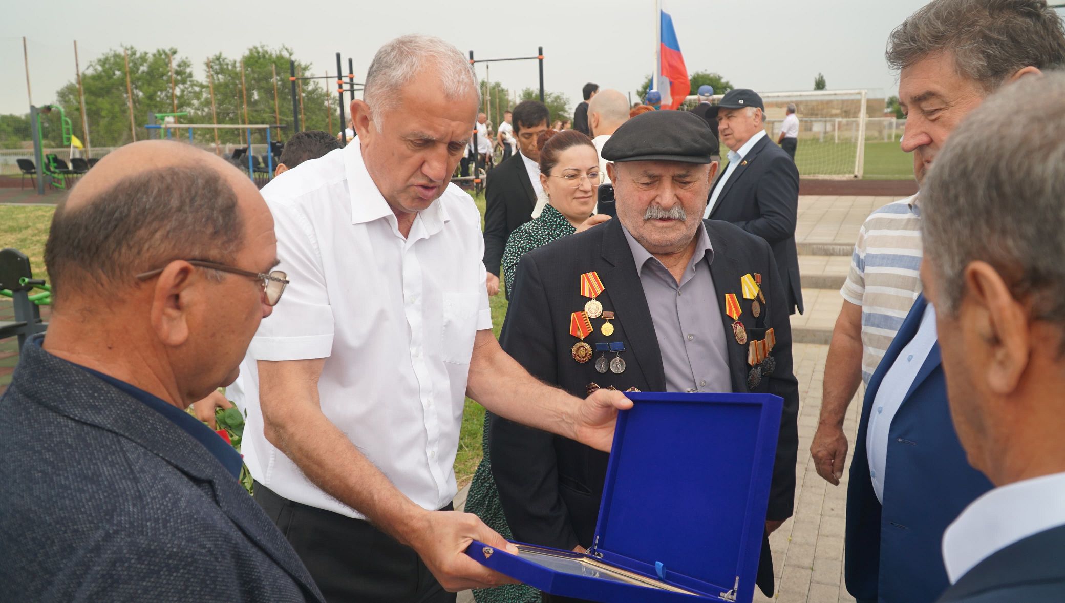 Краевые законодатели поздравили заслуженного ветерана труда