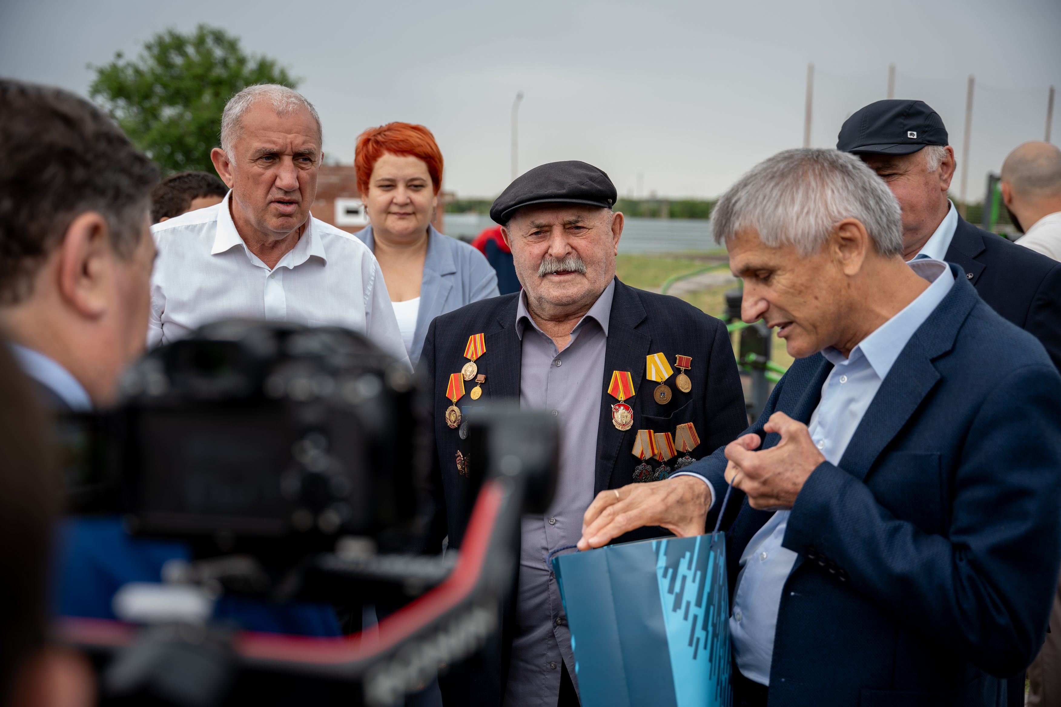 Краевые законодатели поздравили заслуженного ветерана труда