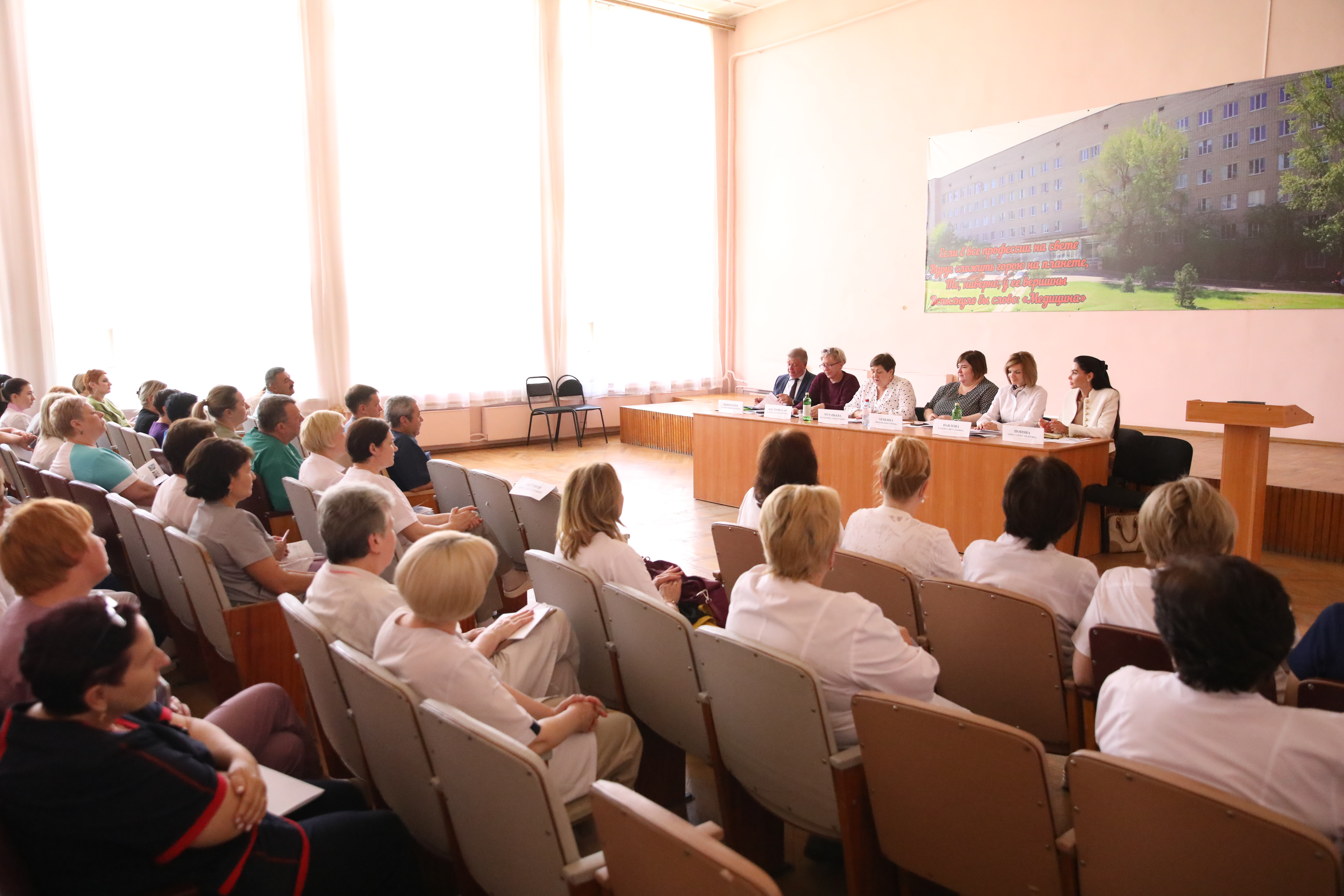 Депутаты предлагают расширить меры поддержки в сельском здравоохранении для улучшения кадровой ситуации