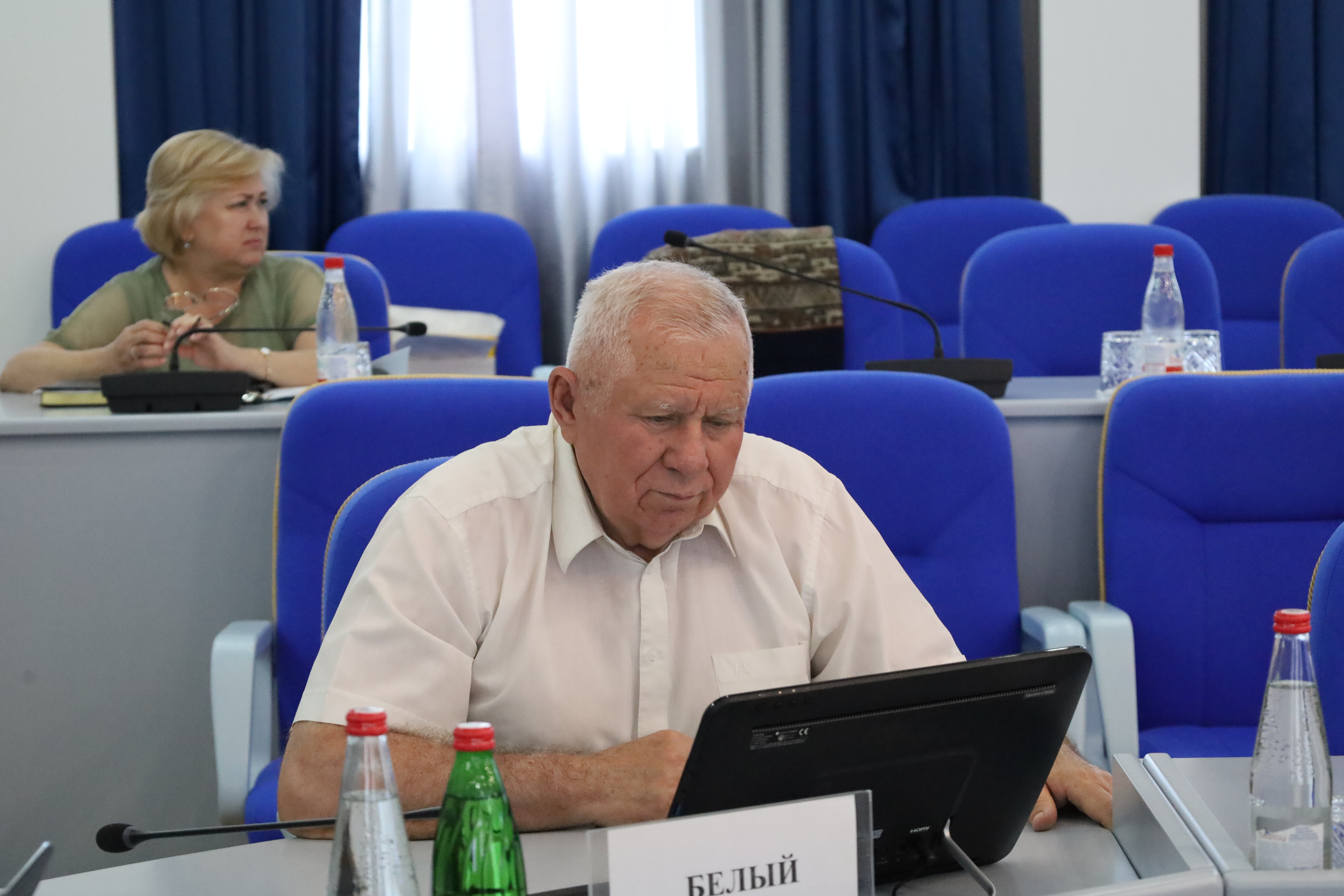 Депутаты работают над совершенствованием краевого законодательства в сфере ветеринарно-санитарного благополучия и регулирования земельных отношений