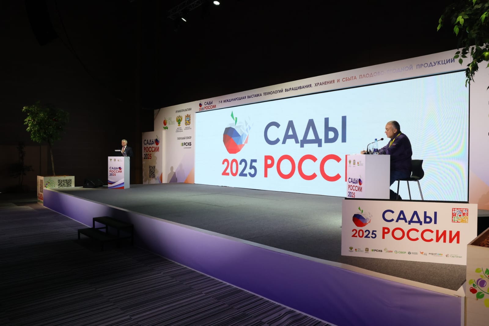 Николай Великдань и депутаты Думы Ставрополья приняли участие в работе Международной выставки «Сады России 2025»