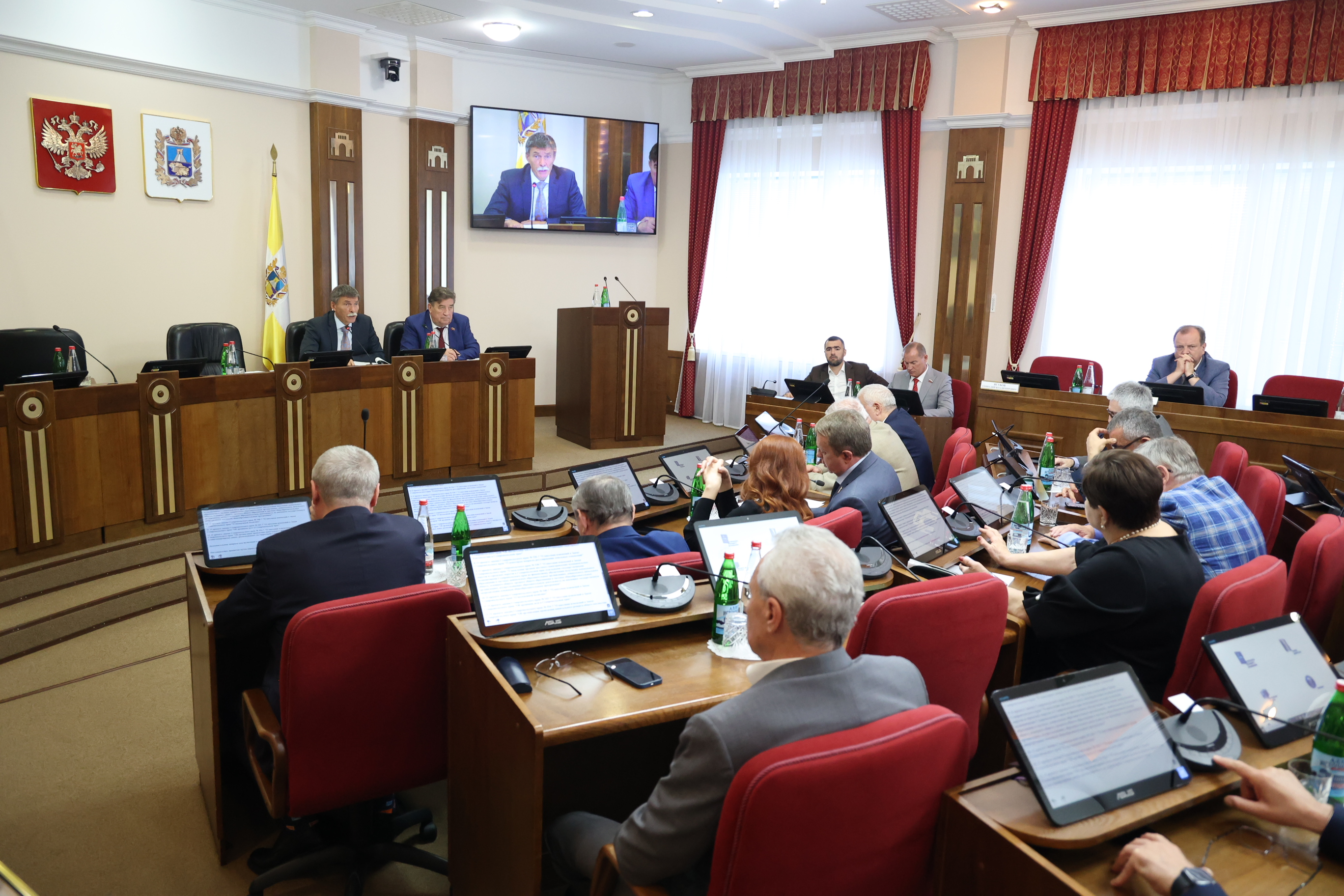 Депутаты поддержали инициативу Губернатора об увеличении числа награждаемых пар медалью «За сохранение семейных ценностей»