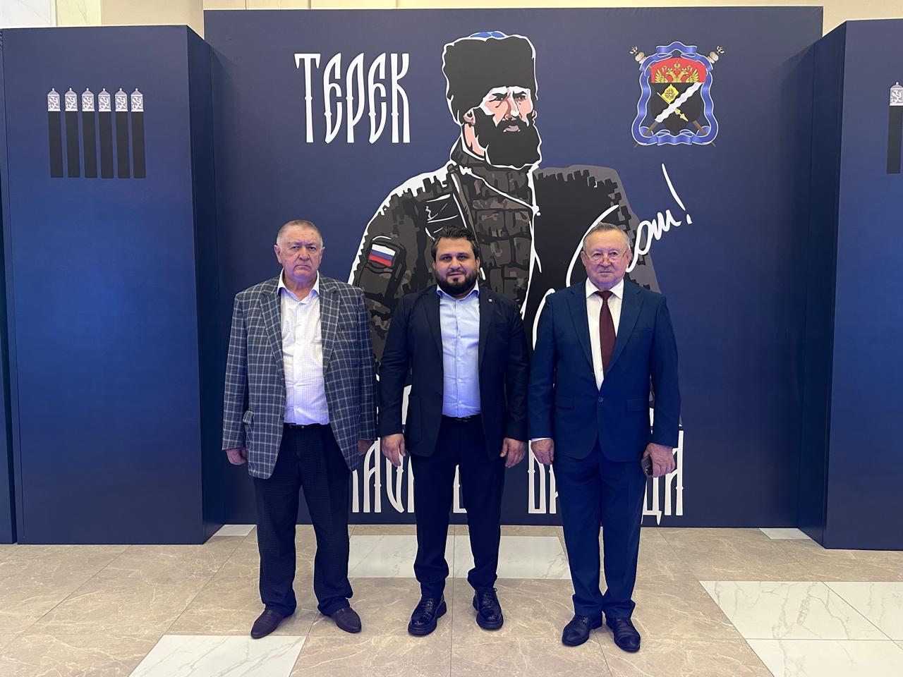 В Пятигорске состоялась торжественная церемония передачи терским казакам знамени с подписью Президента России