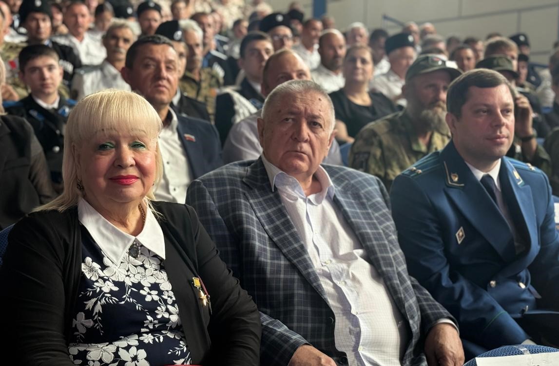 В Пятигорске состоялась торжественная церемония передачи терским казакам знамени с подписью Президента России