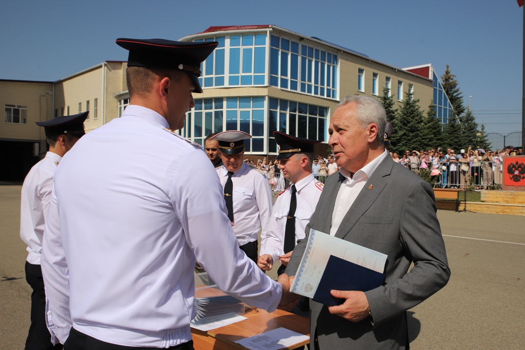 Краевые депутаты поздравили выпускников ставропольского филиала Краснодарского университета МВД России