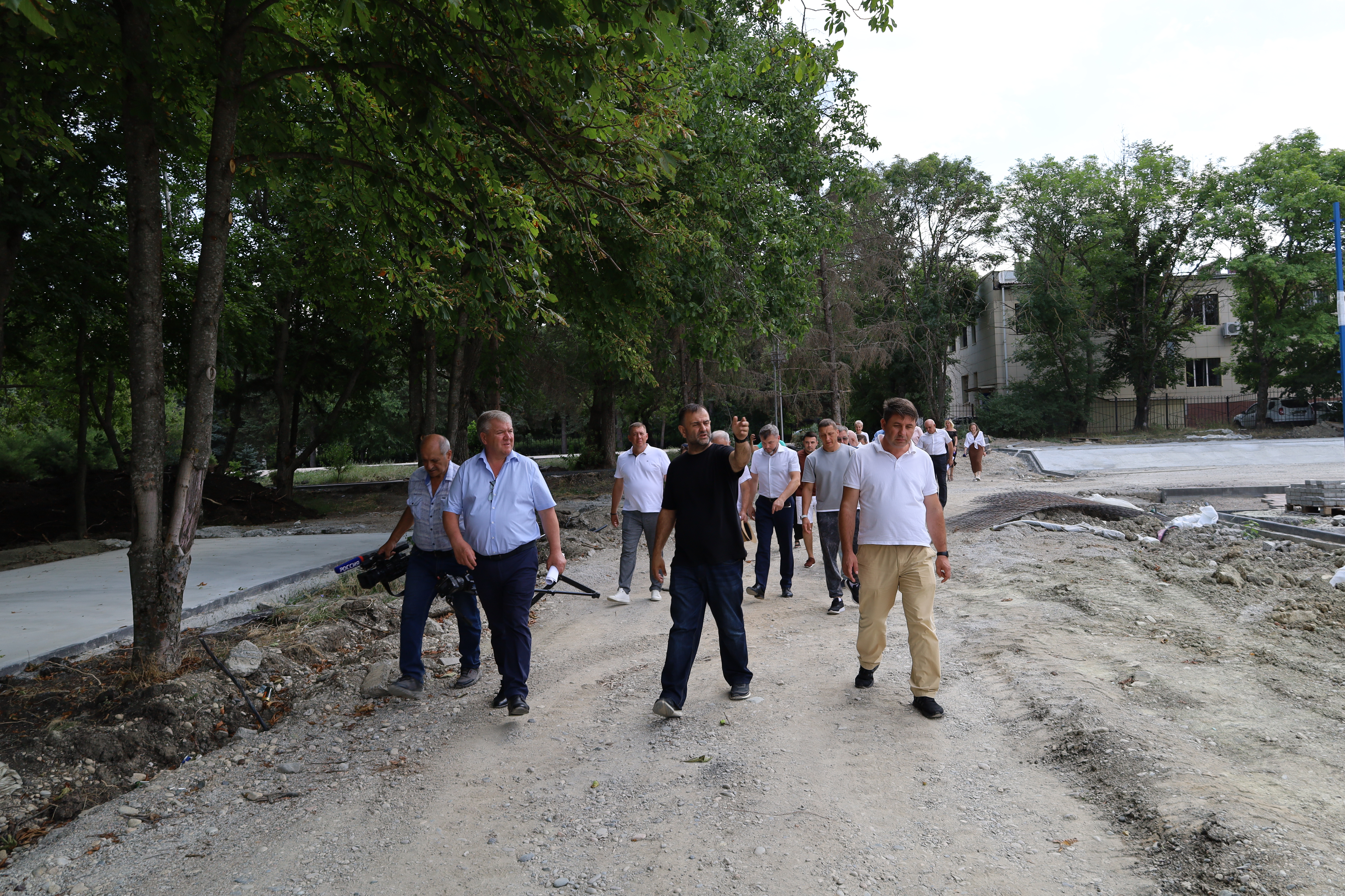 Депутаты осмотрели ход благоустройства парка и сквера в Железноводске