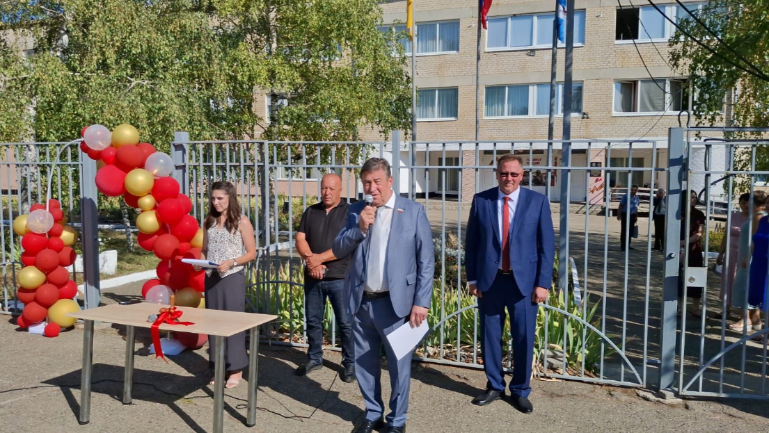 Депутаты Думы Ставрополья посетили торжественные линейки, посвященные 1 сентября