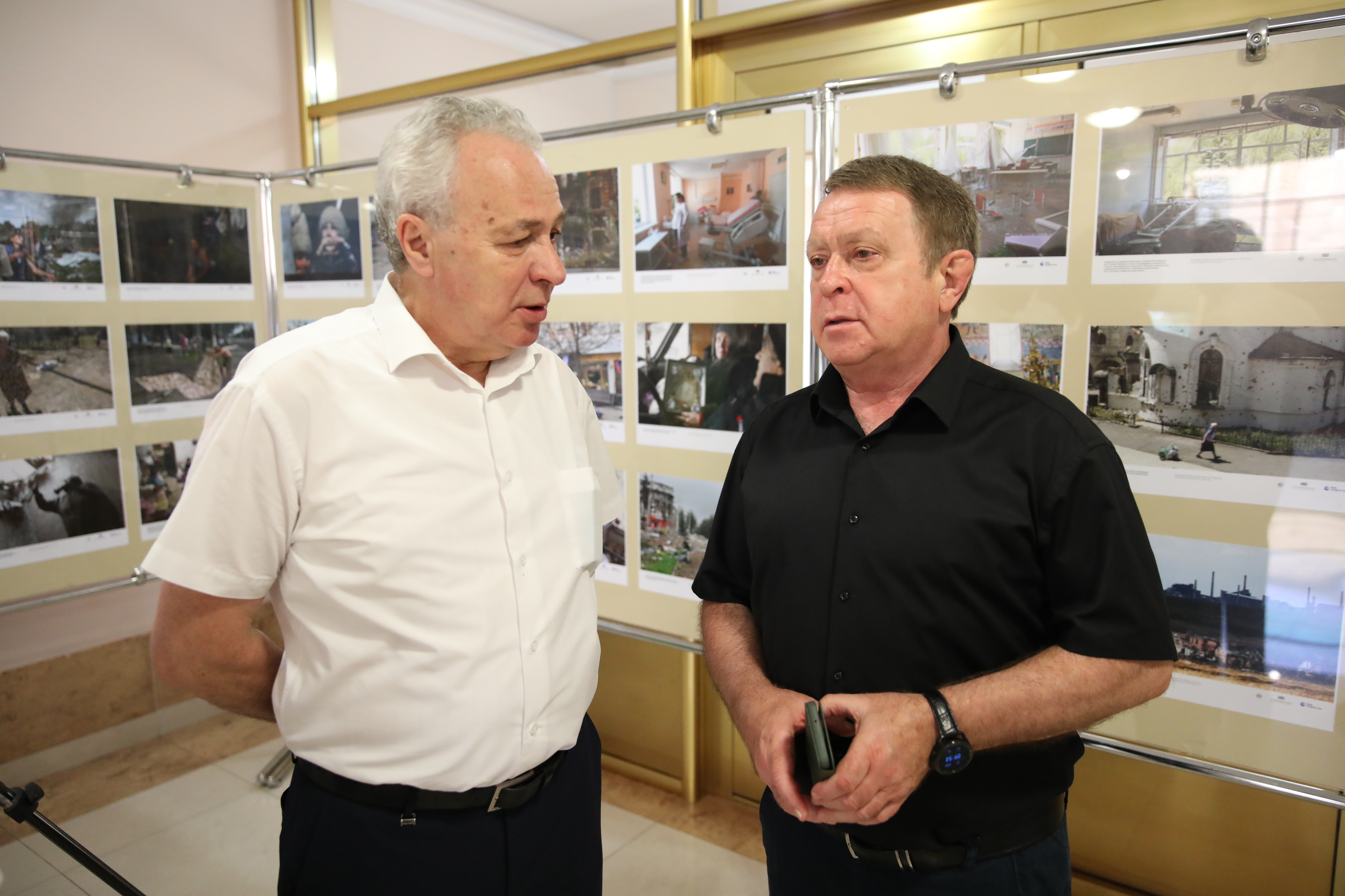 В краевой Думе открылась фотовыставка «Хроники террора украинского неонацистского режима»