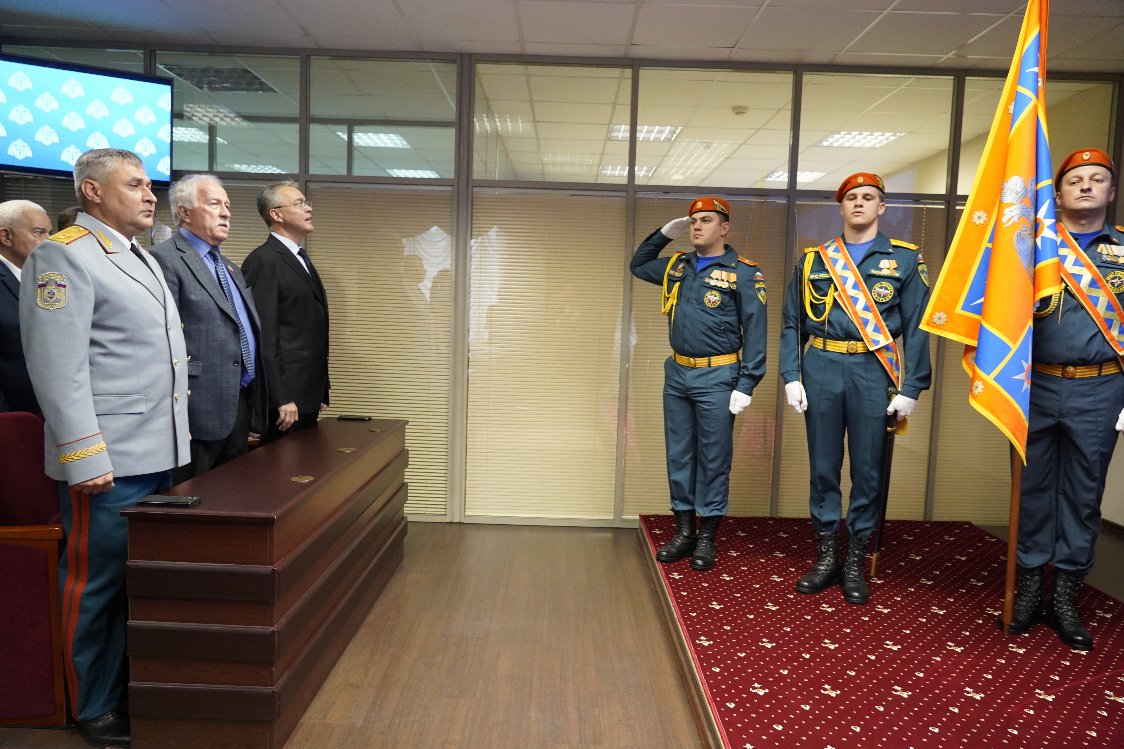 Николай Великдань поблагодарил за службу руководителя управления МЧС по Ставропольскому краю Владимира Кия