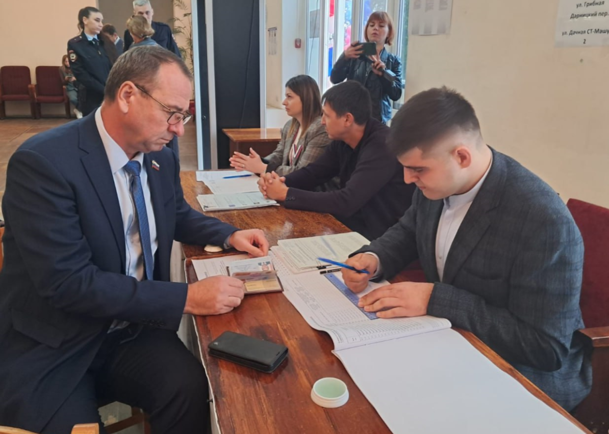 Депутаты Думы края участвуют в голосовании на Ставрополье