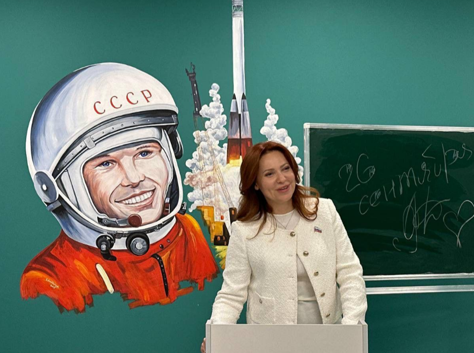 Ольга Дроздова поздравила с Днем учителя педагогов Кировского округа