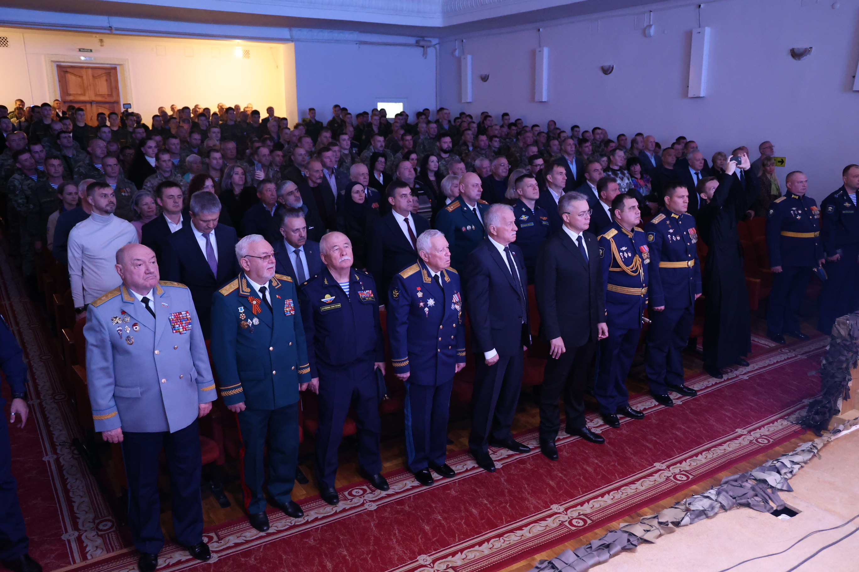 Краевые депутаты стали участниками церемонии вручения ордена Кутузова 247-му гвардейскому десантно-штурмовому Кавказскому казачьему полку