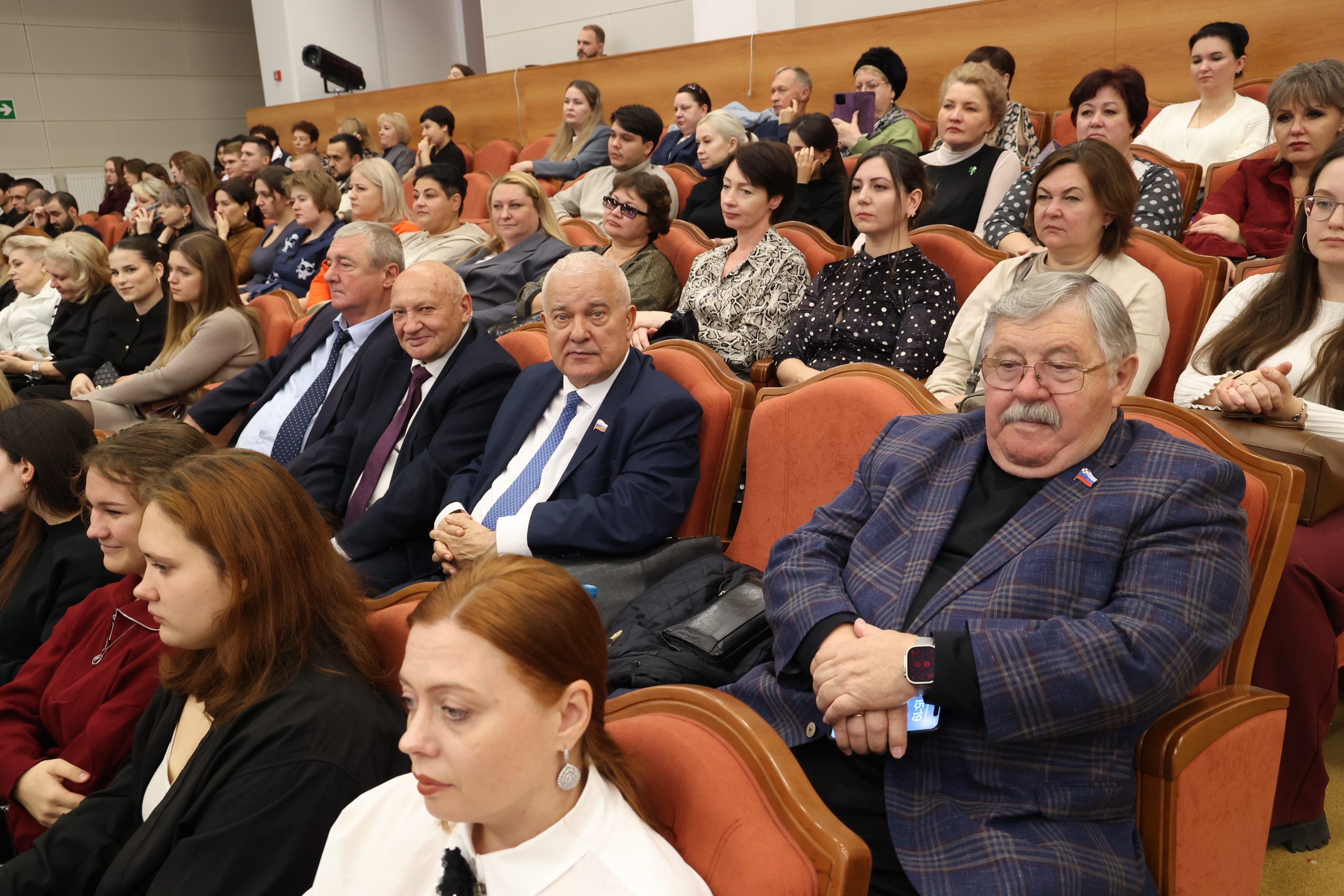 Николай Великдань поздравил с 80-летием коллектив Ставропольского краевого клинического онкологического диспансера