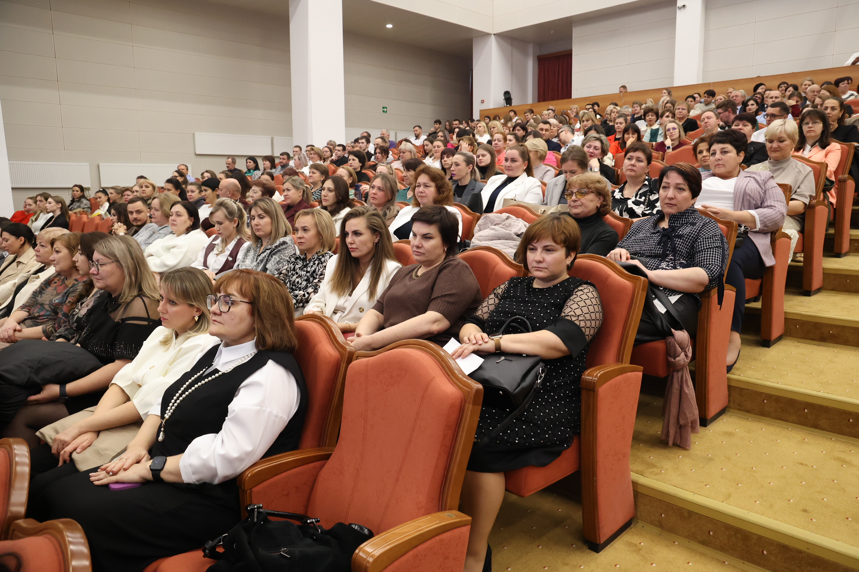 Николай Великдань поздравил с 80-летием коллектив Ставропольского краевого клинического онкологического диспансера