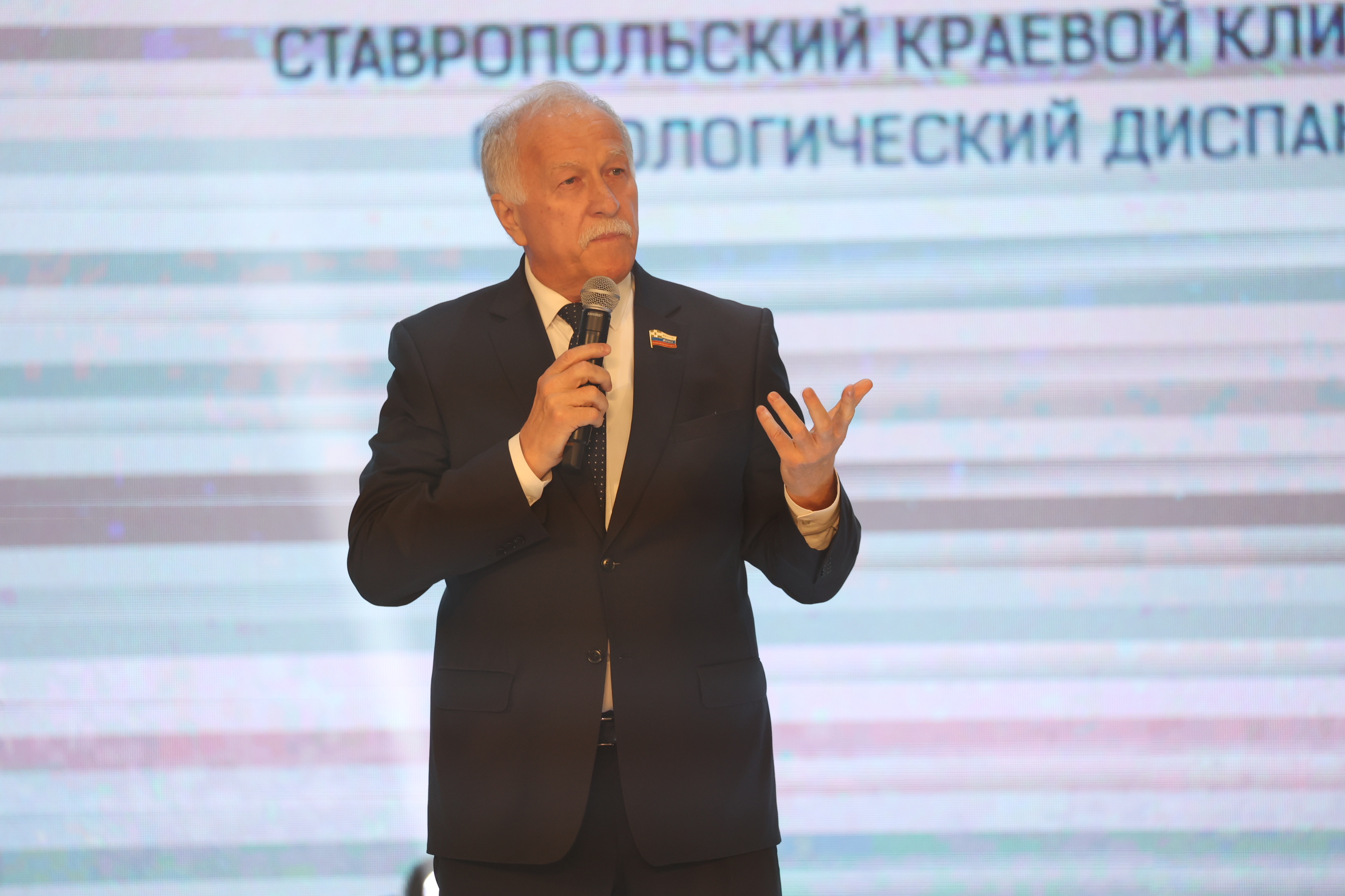 Николай Великдань поздравил с 80-летием коллектив Ставропольского краевого клинического онкологического диспансера