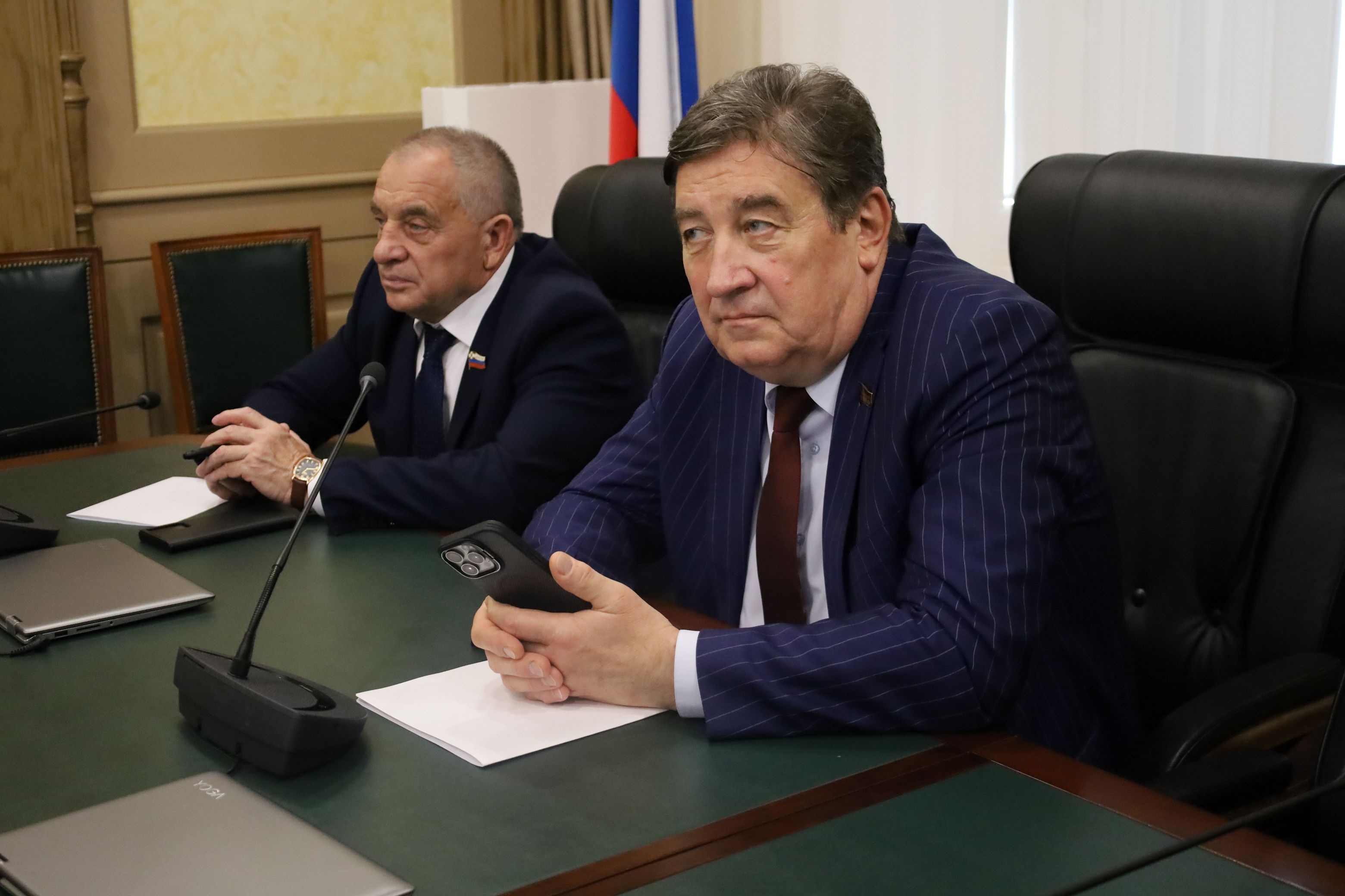 Краевые депутаты приняли участие в рассмотрении вопроса об основных направлениях единой денежно-кредитной политики на 2026-2028 годы в Госдуме